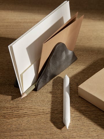 Yama brevstativ - Sotet aluminium - Ferm Living