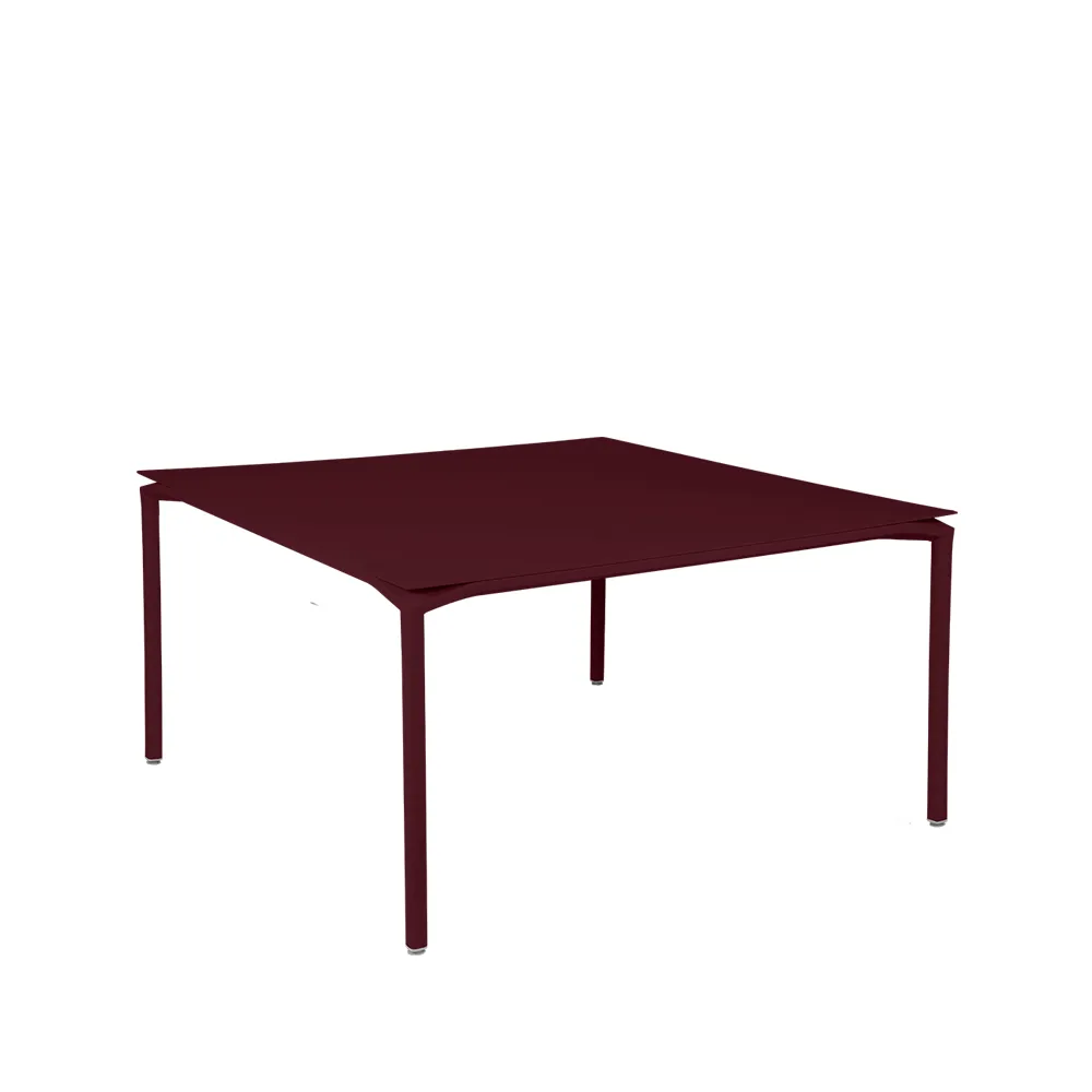 Calvi bord, kvadratisk 140x140 cm, Black cherry (vinrød) Fermob