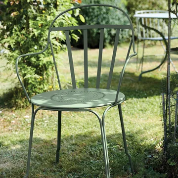 Louvre stol med armlener - Black cherry - Fermob