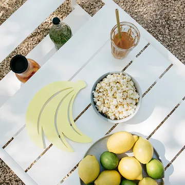 Luxembourg bord, lavt - Frosted lemon, med hjul - Fermob