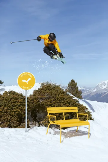 Luxembourg sofa med armlener 131x55,5x86 cm - Honey - Fermob