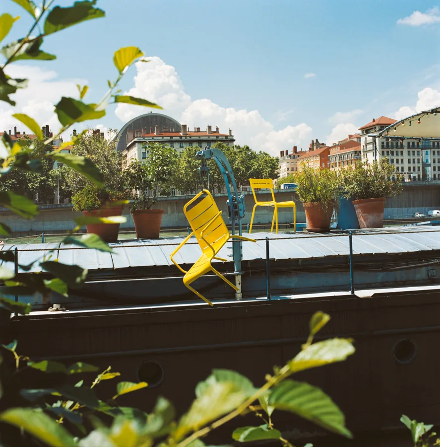 Luxembourg stol med armlener,lav, Honey Fermob