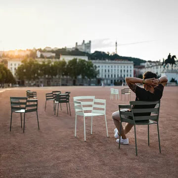 Rythmic stol med armlener - Ice mint - Fermob