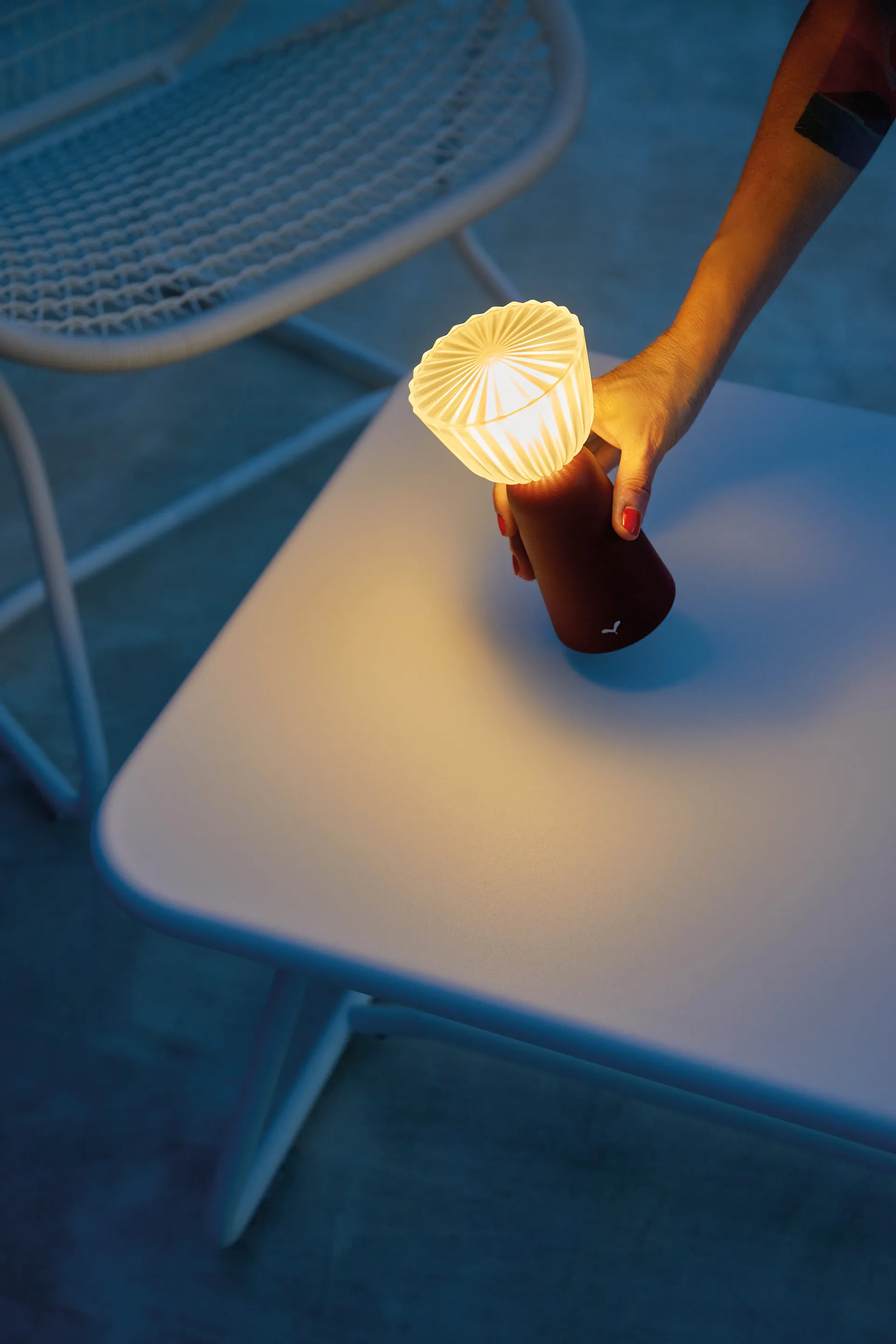Swiing portabel bordlampe, Black cherry (vinrød) Fermob
