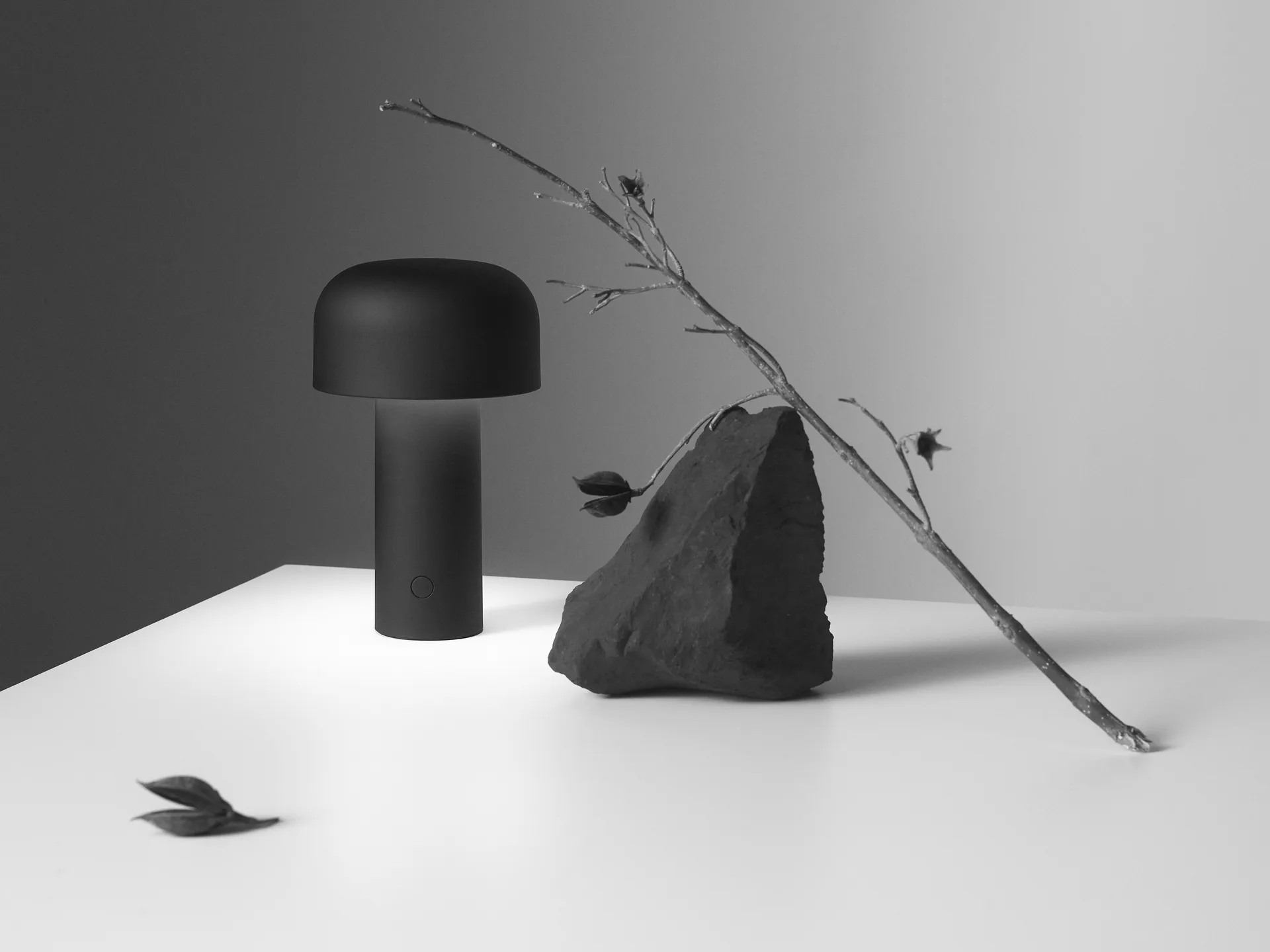 Bellhop bordlampe portabel, Matte black Flos