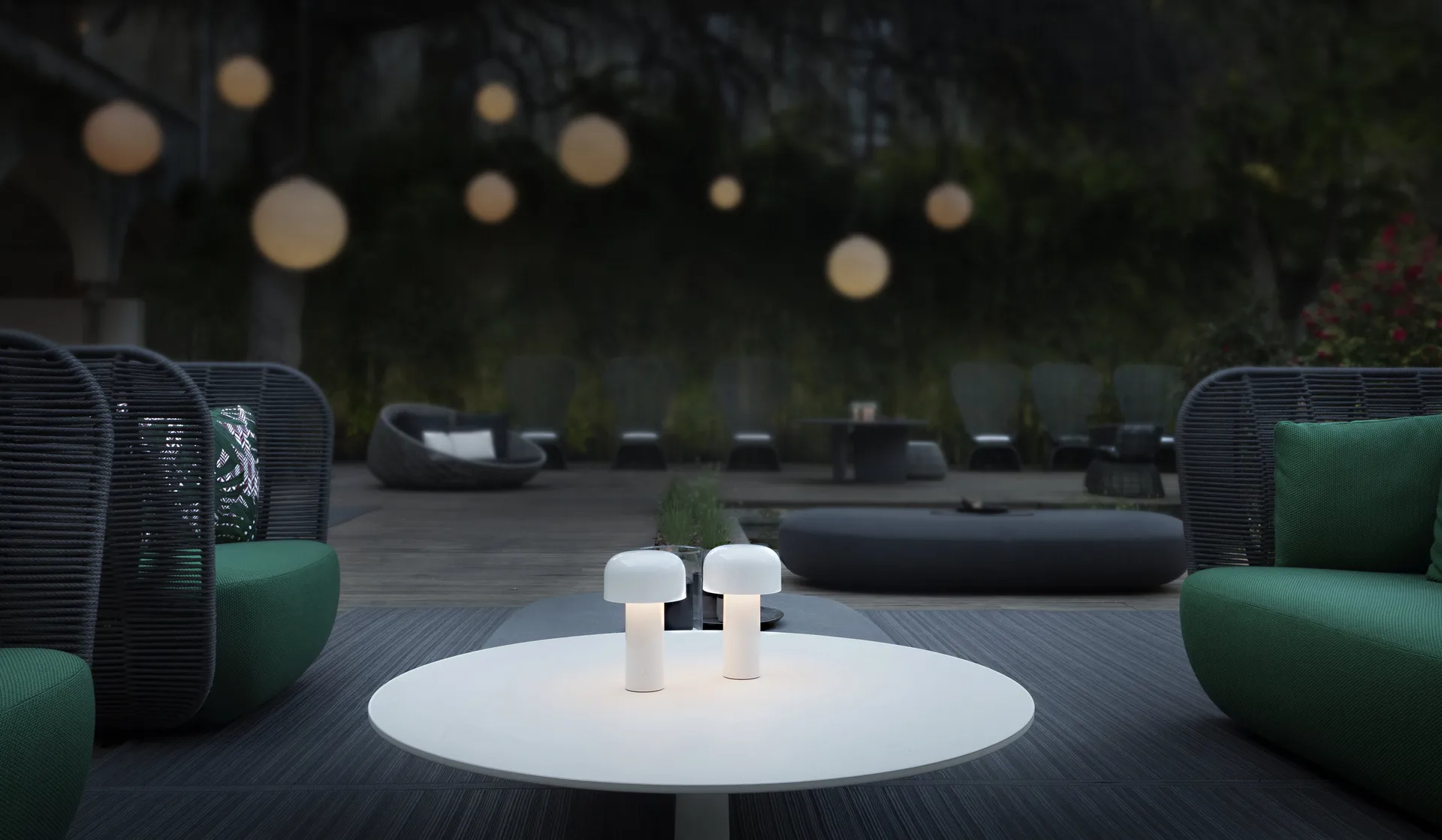 Bellhop bordlampe portabel, White, IP54 (innendørs/utendørs) Flos