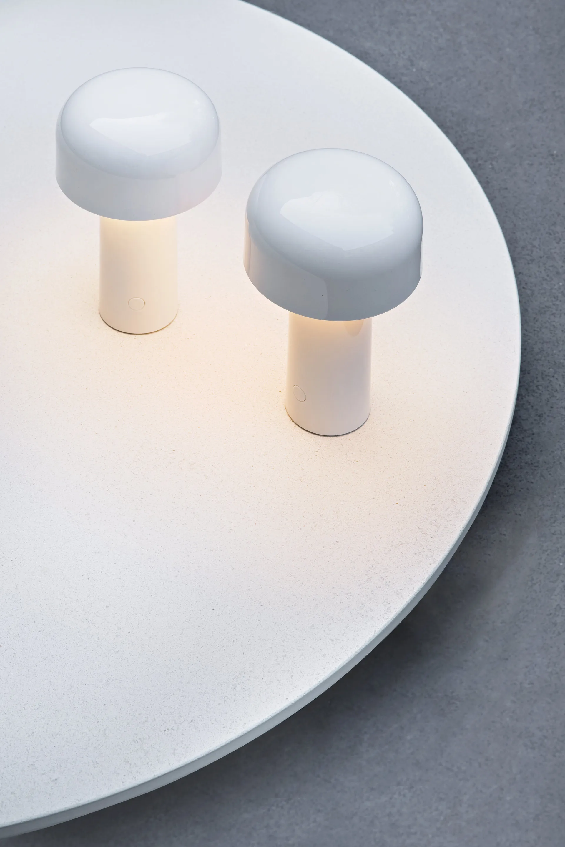 Bellhop bordlampe portabel, White, IP54 (innendørs/utendørs) Flos