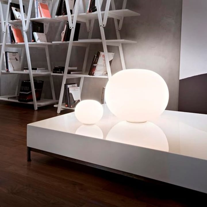 Glo-ball T1 bordlampe, Hvit opalglass-matt sølvstativ Flos
