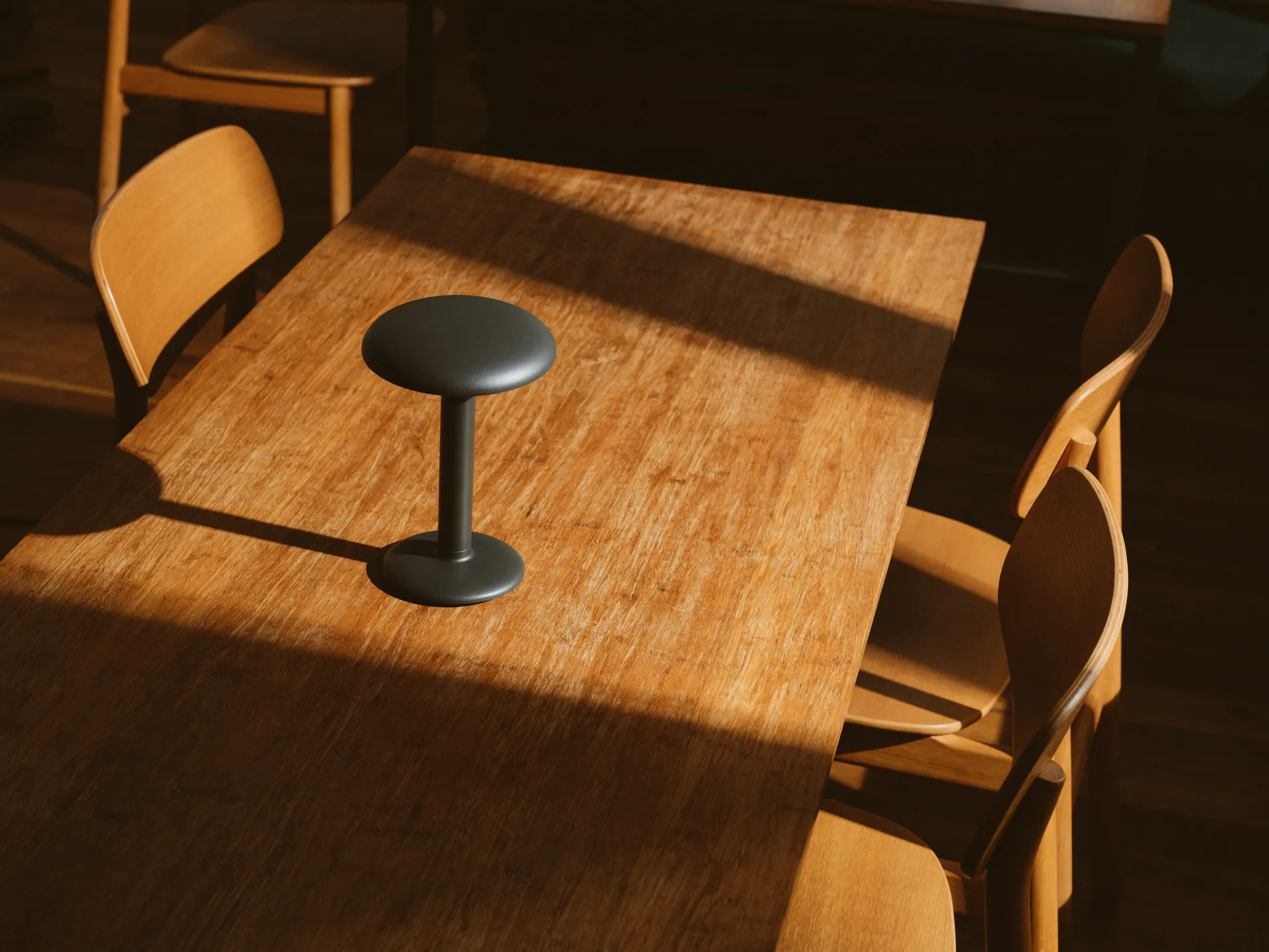 Gustave Residential bordlampe portabel, Matte antrasitt Flos