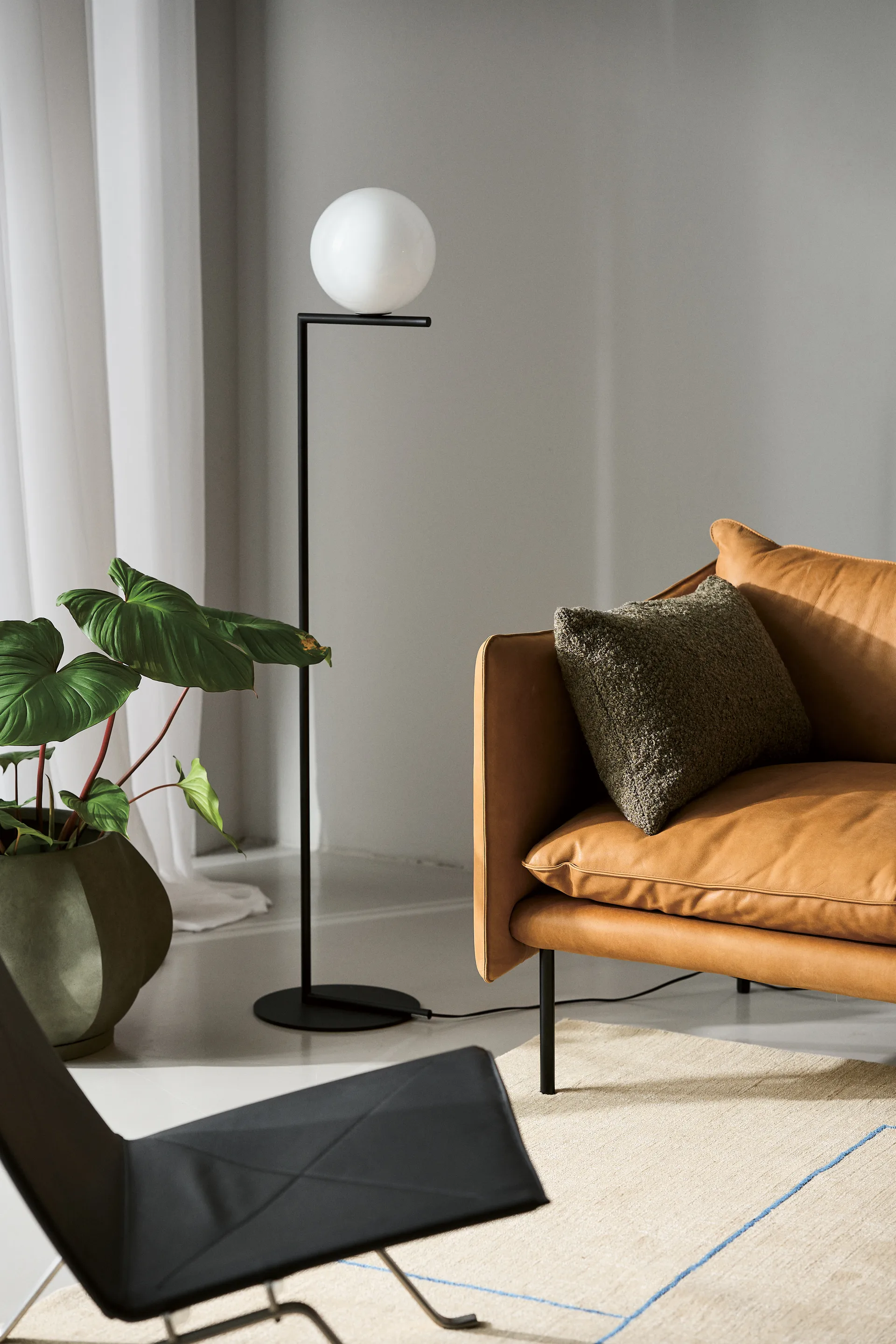 IC lights F2 gulvlampe, Svart-opal Flos