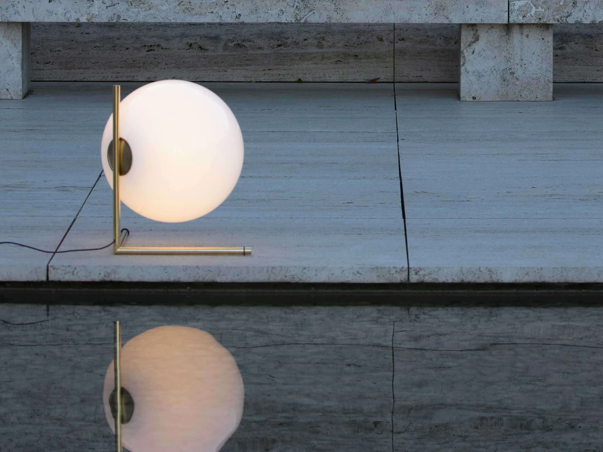 IC T3 bordlampe 52,4 cm, Gull Flos