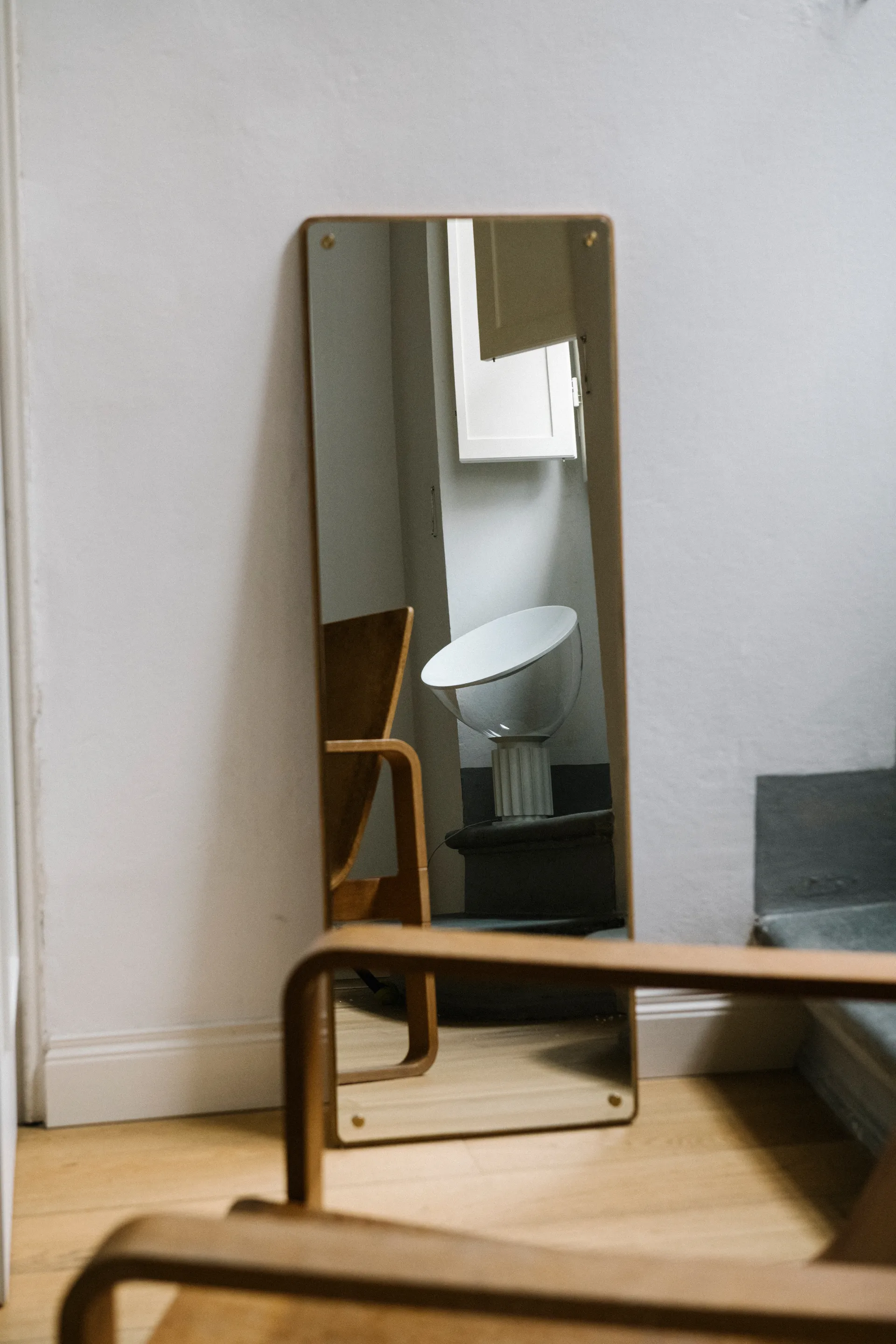 Taccia Small bordlampe LED 48,5 cm, Matthvitt-glasskuppel Flos