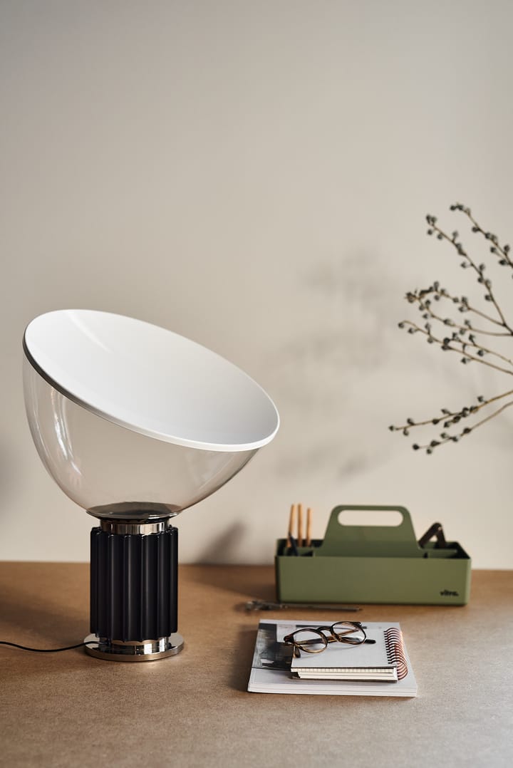 Taccia Small bordlampe LED 48,5 cm, Svart-glasskuppel Flos