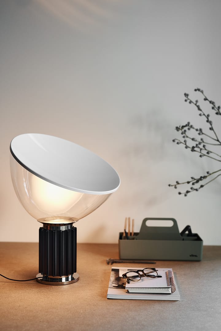 Taccia Small bordlampe LED 48,5 cm, Svart-glasskuppel Flos