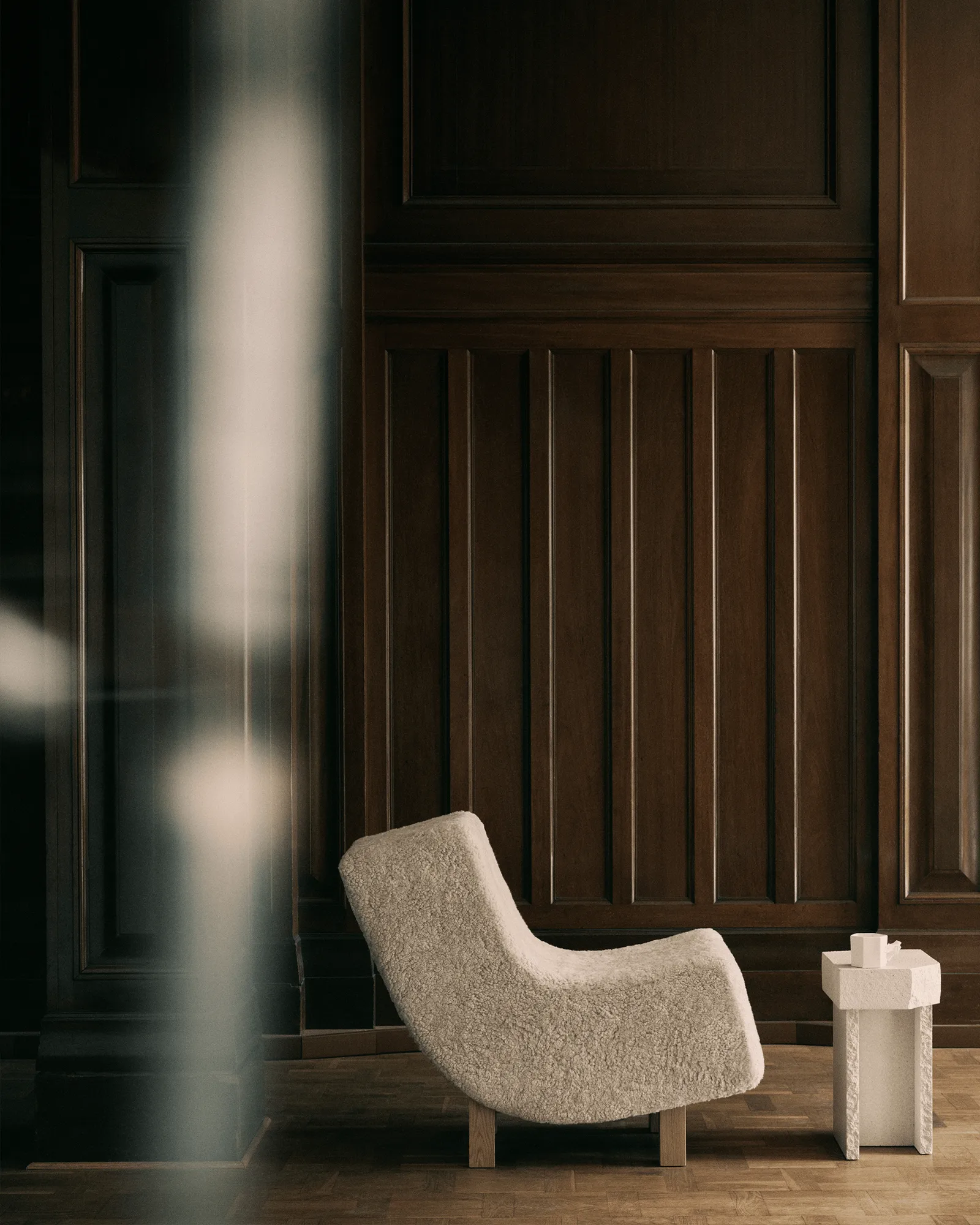 BD1 Lounge Chair, Fåreskinn Mohawii-lakkert eik Fogia