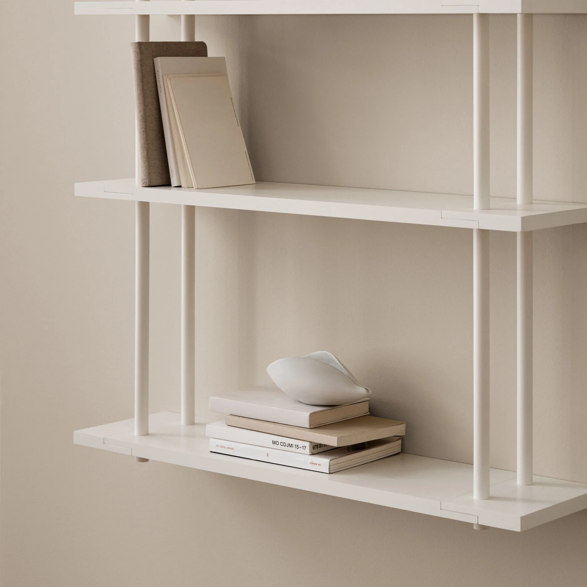 Bond hylle vegg W103, Hvit lakkert bjørk Fogia