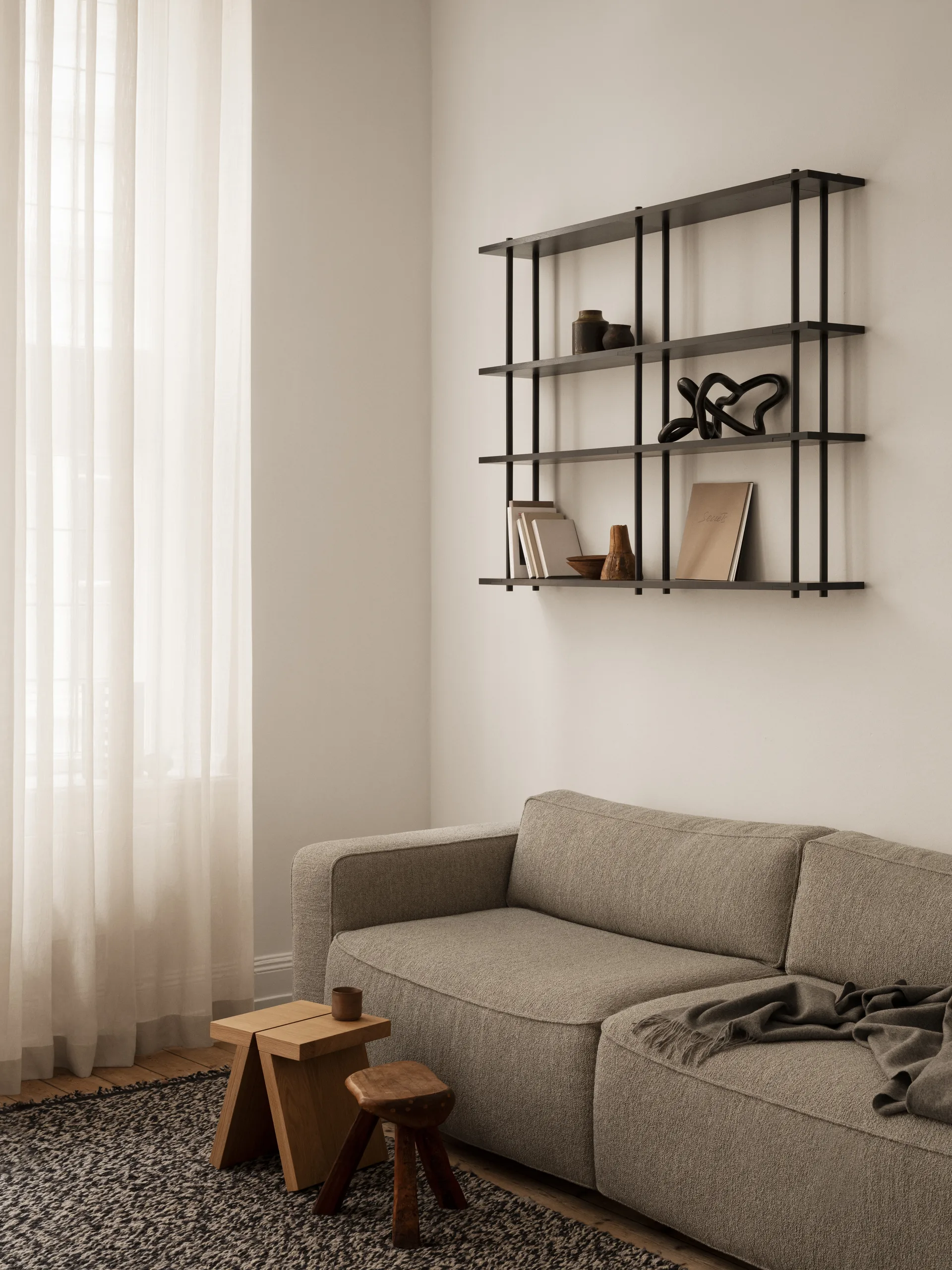 Bond hylle vegg W103, Svart lakkert bjørk Fogia