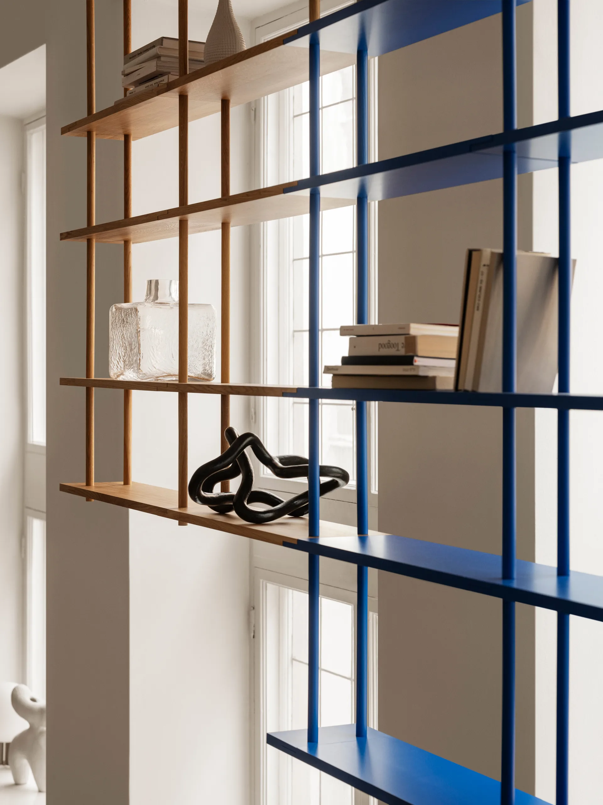 Bond hylle vegg W106, Blå lakkert bjørk Fogia