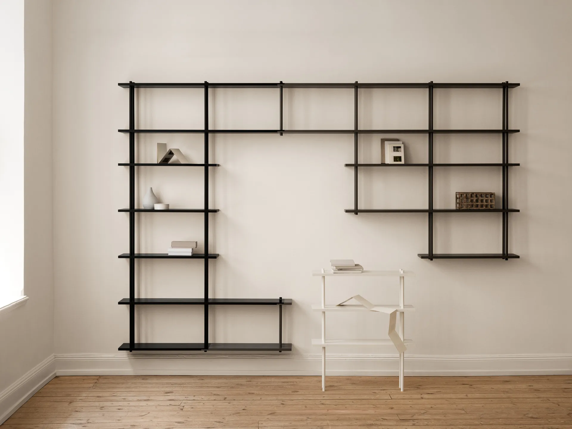 Bond hylle vegg W106, Svart lakkert bjørk Fogia