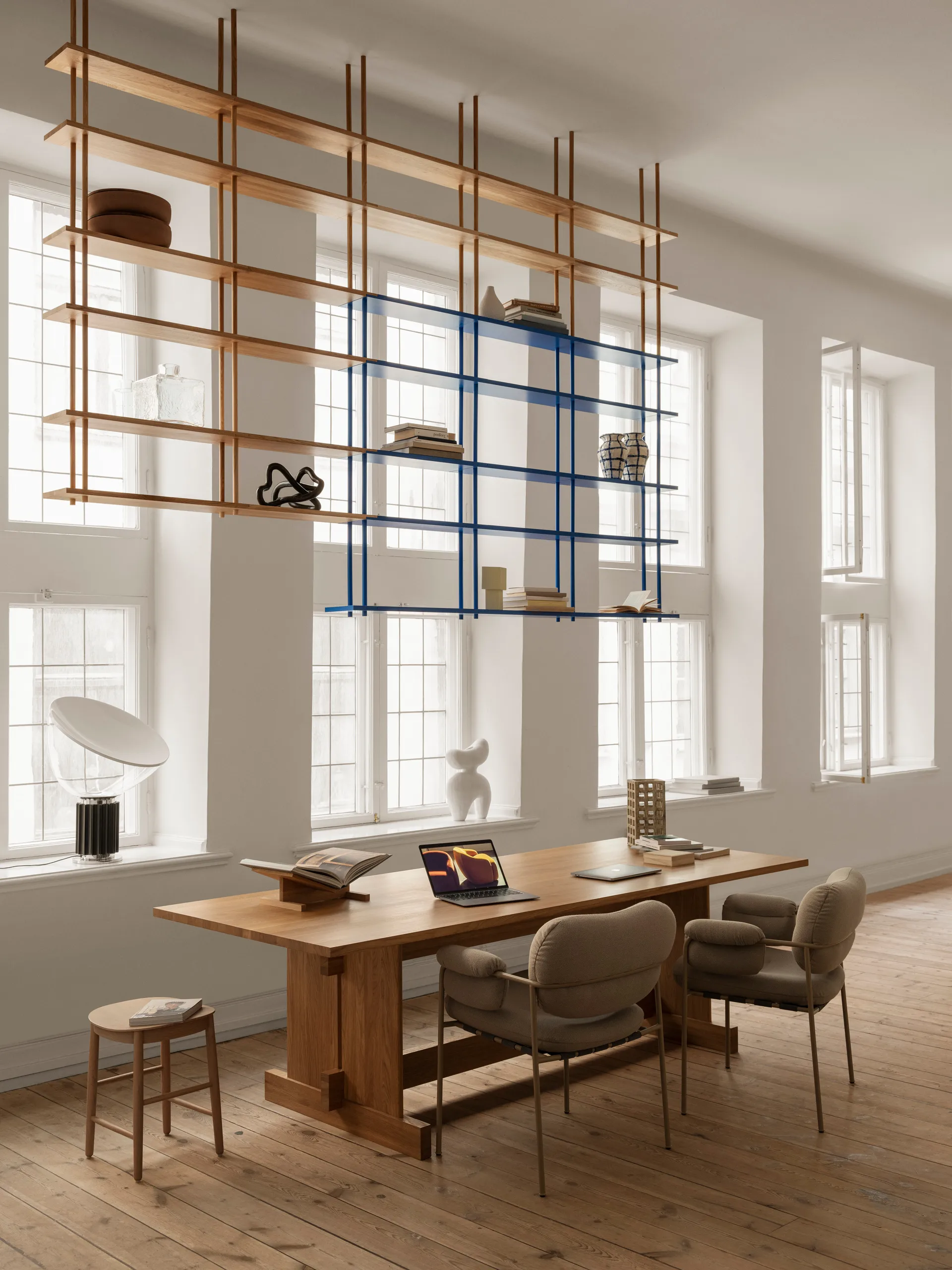 Bond hylle vegg W206, Blå lakkert bjørk Fogia