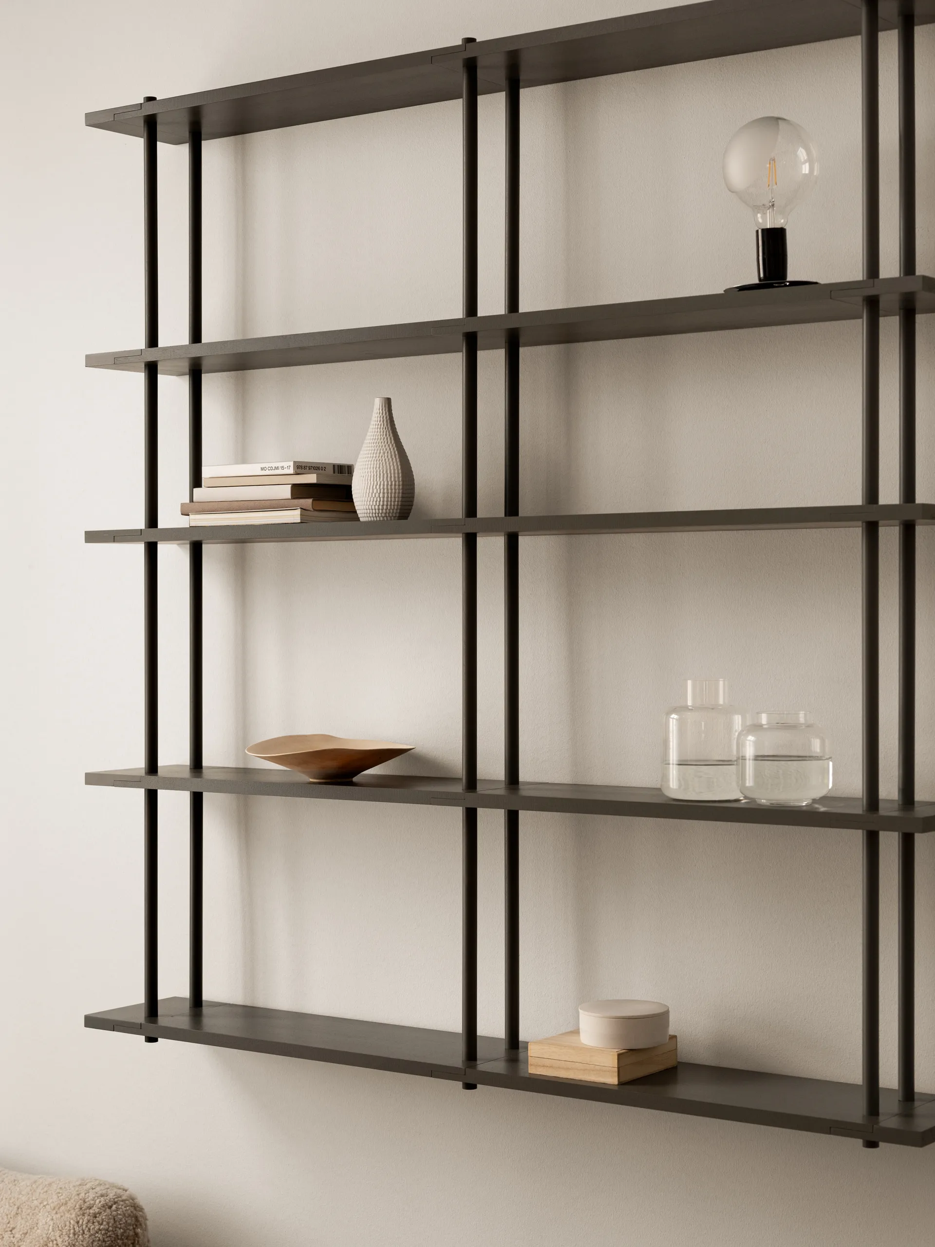 Bond hylle vegg W206, Svart lakkert bjørk Fogia