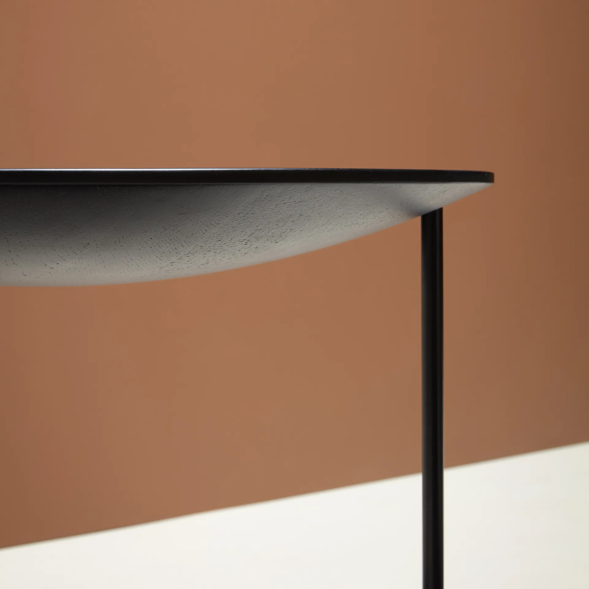 Pastille bord, eik svartbeiset, svart stativ Fogia