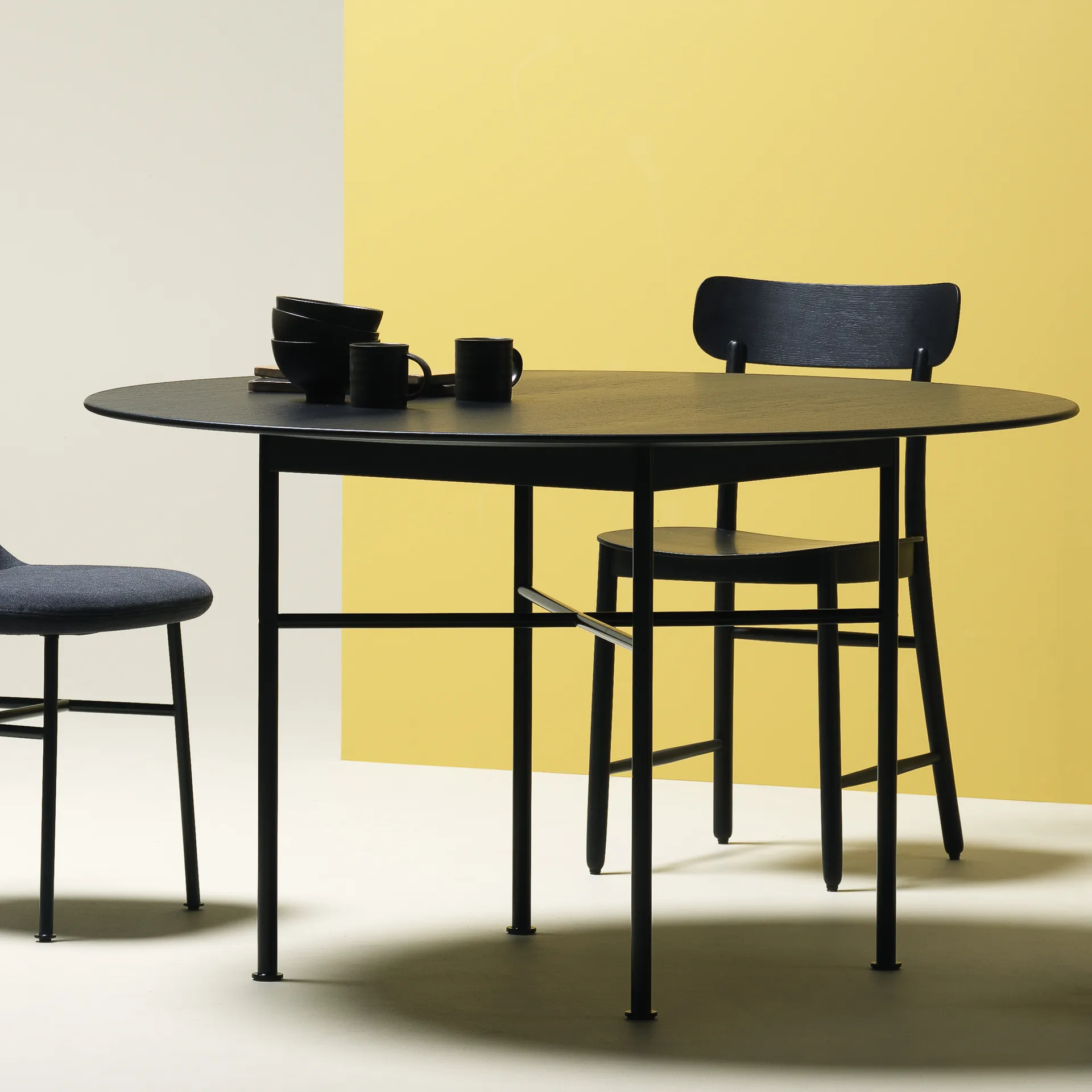 Supper spisebord eik Ø127 cm, eik hvitpigment, svart underrede Fogia