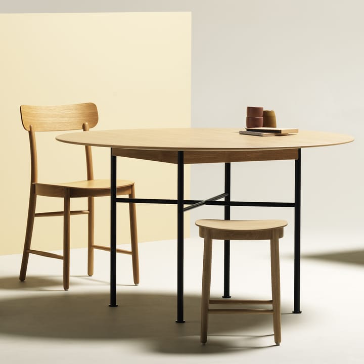 Supper spisebord eik Ø127 cm, eik naturlakk, svart understell Fogia