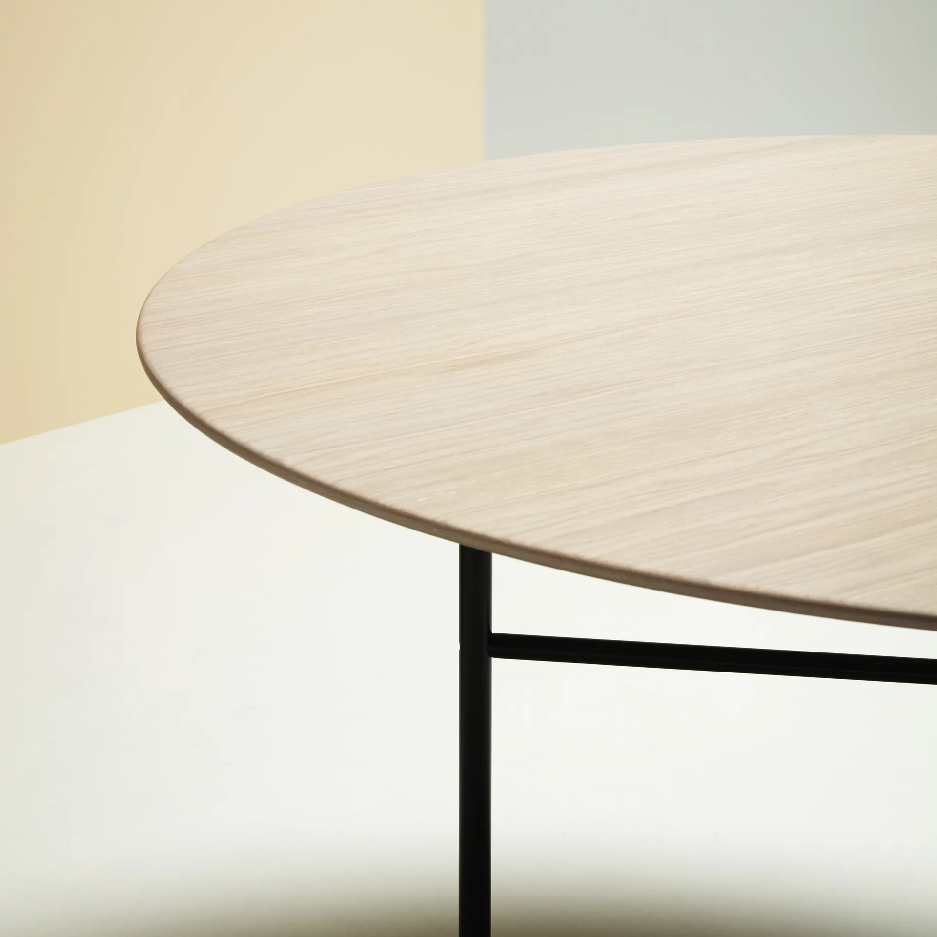 Supper spisebord eik Ø127 cm, eik svartbeiset, svart understell Fogia