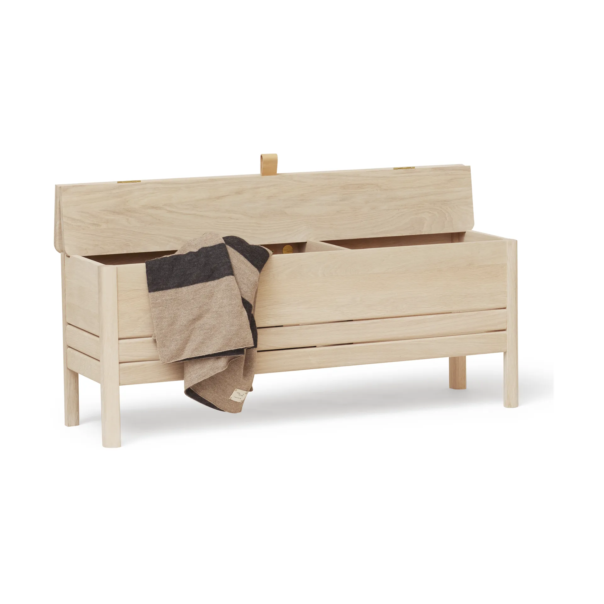 A Line oppbevaringsbenk 111 cm, Hvit eik Form & Refine