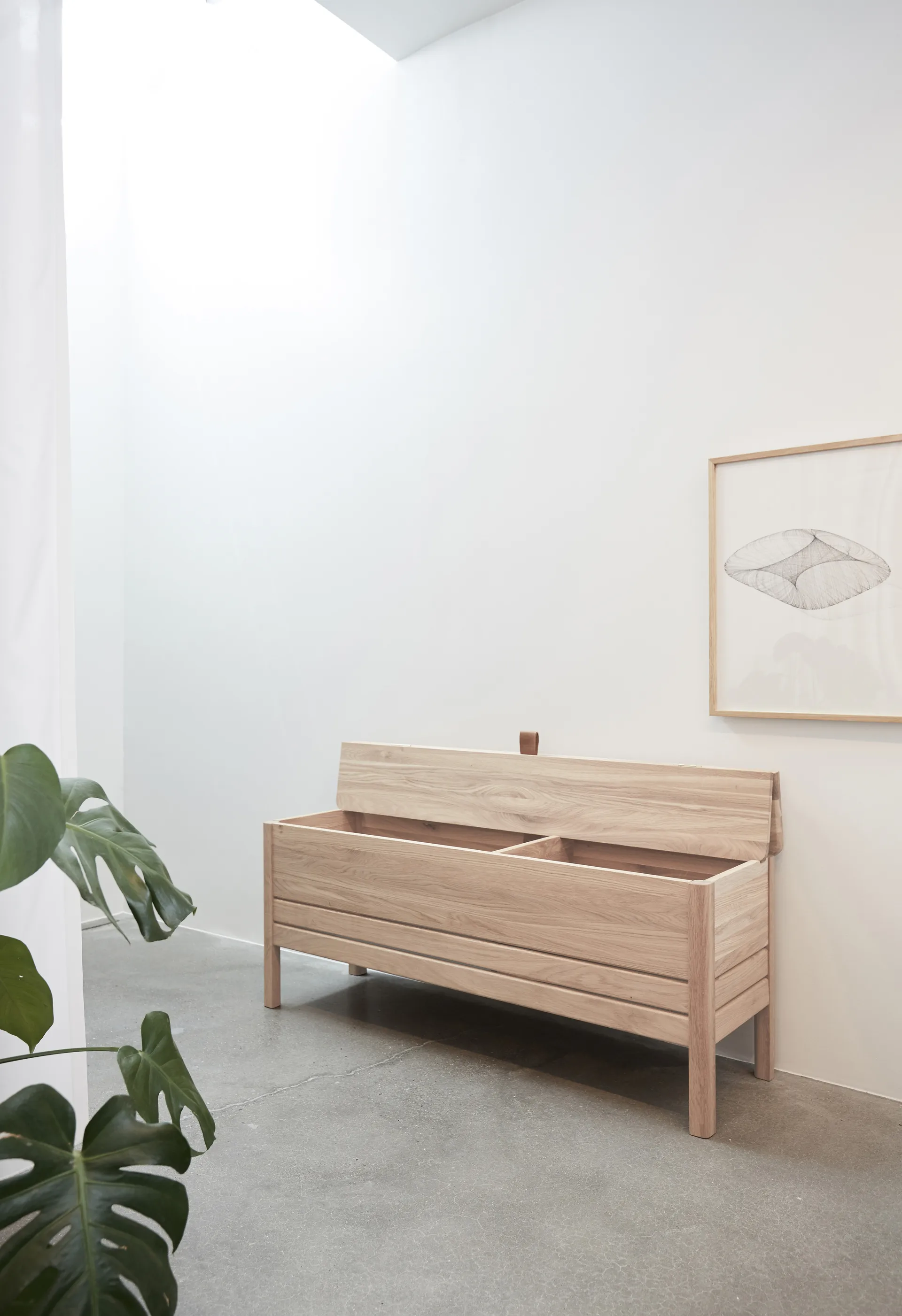 A Line oppbevaringsbenk 111 cm, Hvit eik Form & Refine