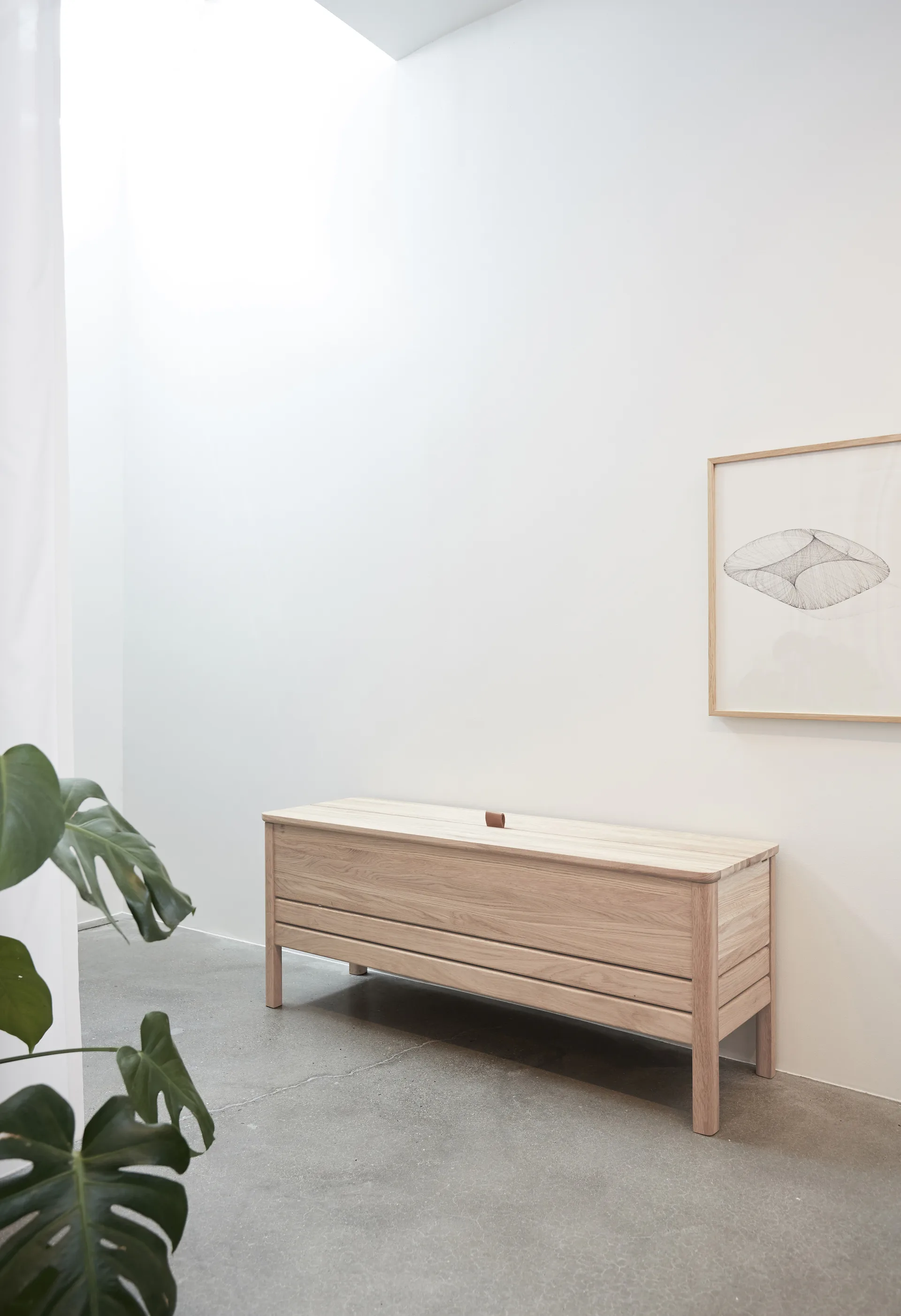 A Line oppbevaringsbenk 111 cm, Hvit eik Form & Refine