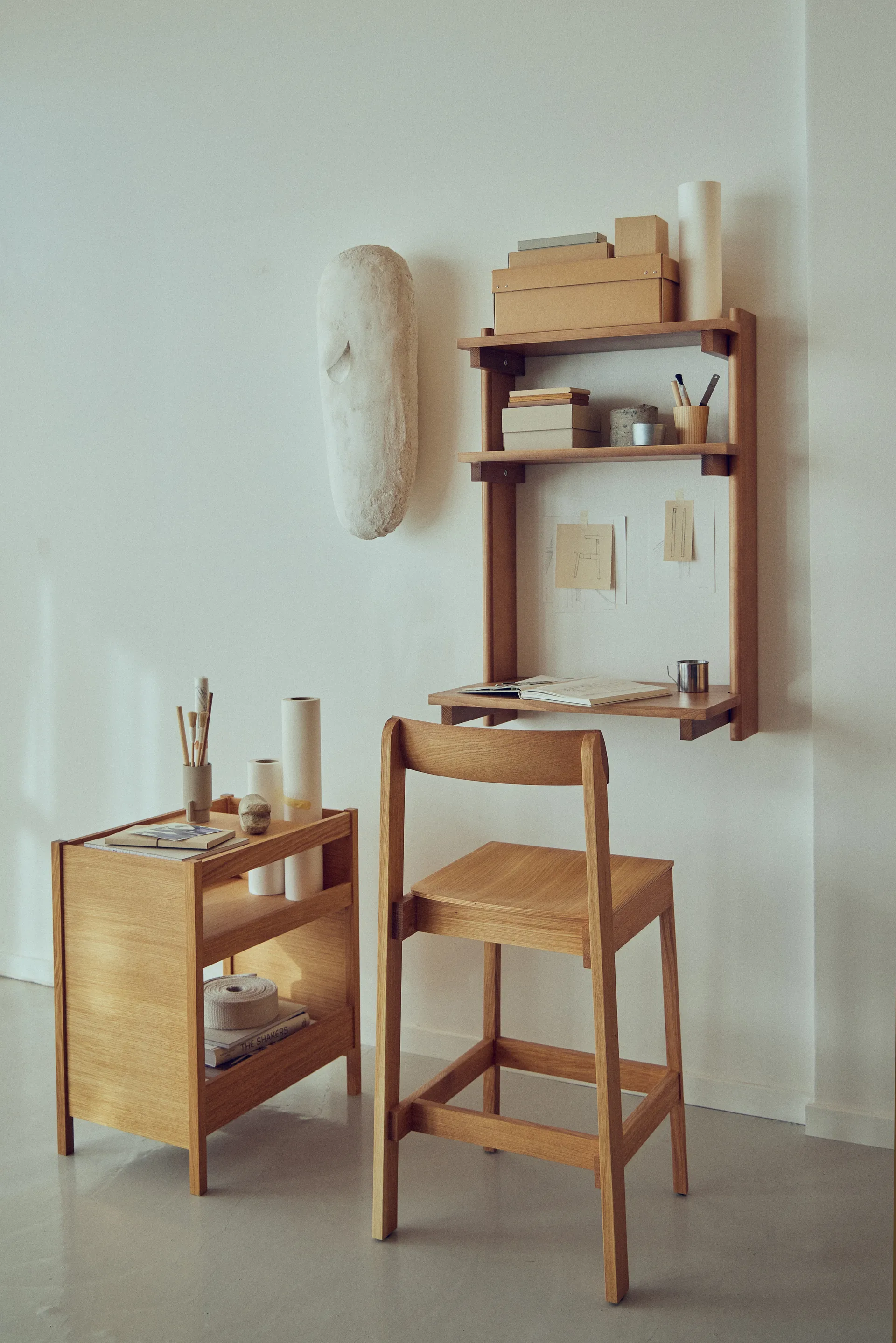 Beam Office Shelf hylle med skrivebord, Deep brown pine, 60x90,5x40 cm Form & Refine
