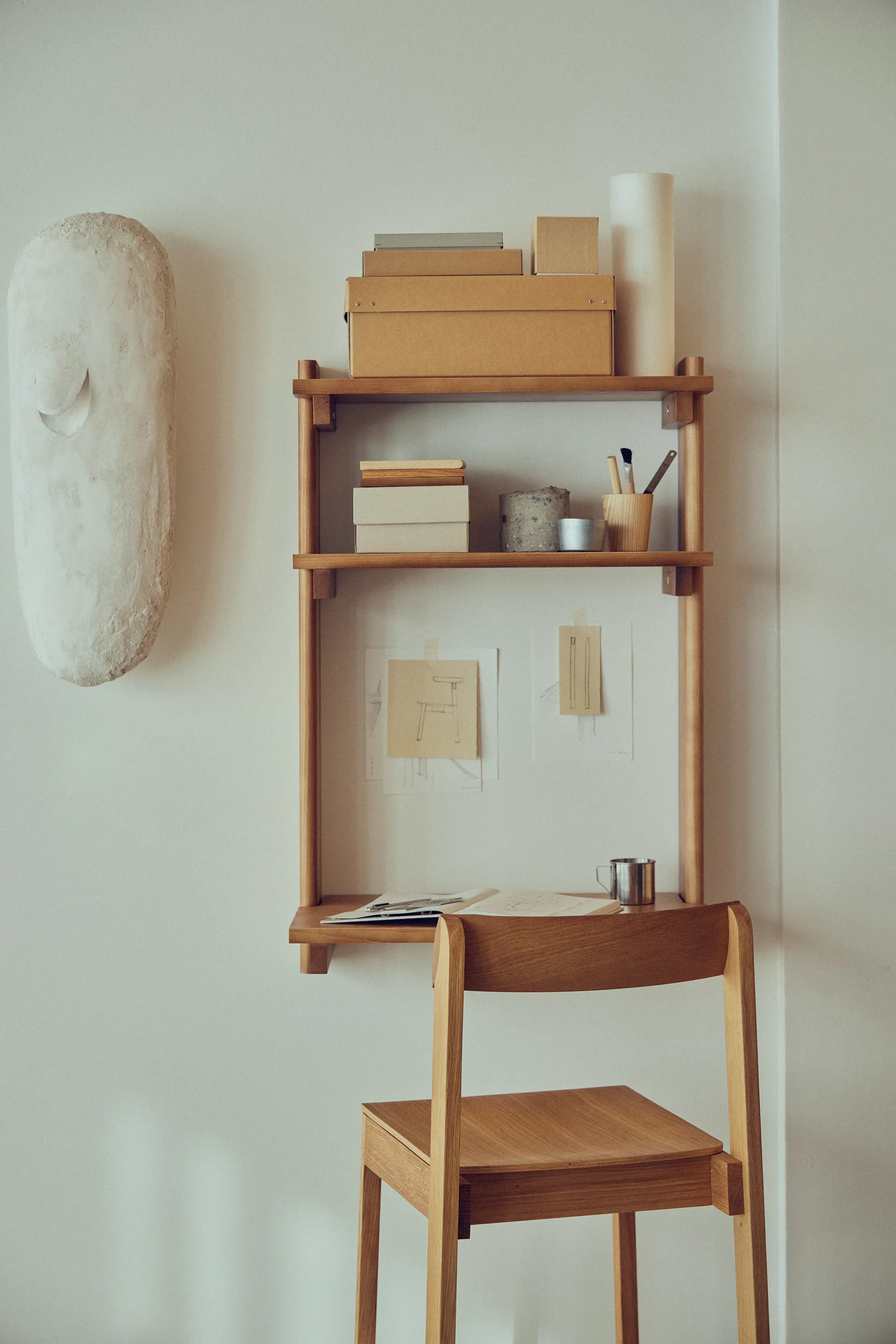 Beam Office Shelf hylle med skrivebord, Deep brown pine, 60x90,5x40 cm Form & Refine
