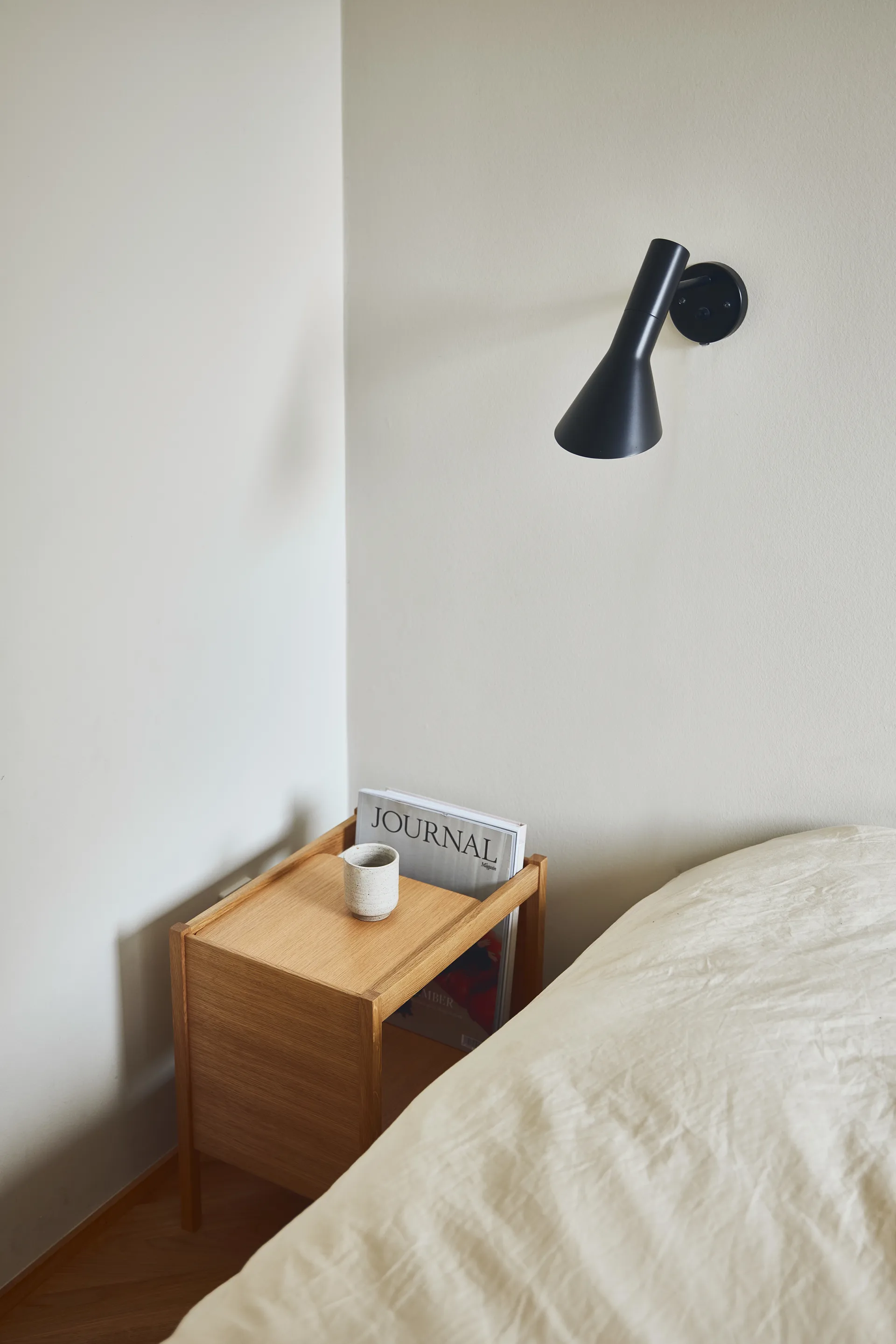 Journal Organiser sidebord, Eik Form & Refine