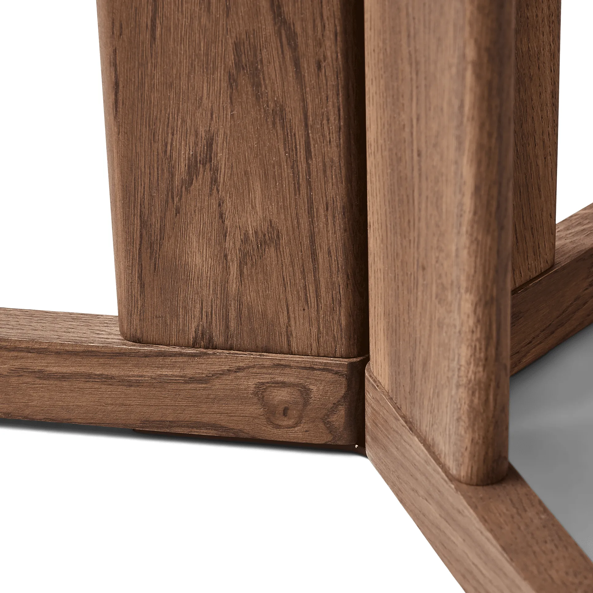 Trefoil spisebord Ø75 cm, Røkt eik Form & Refine