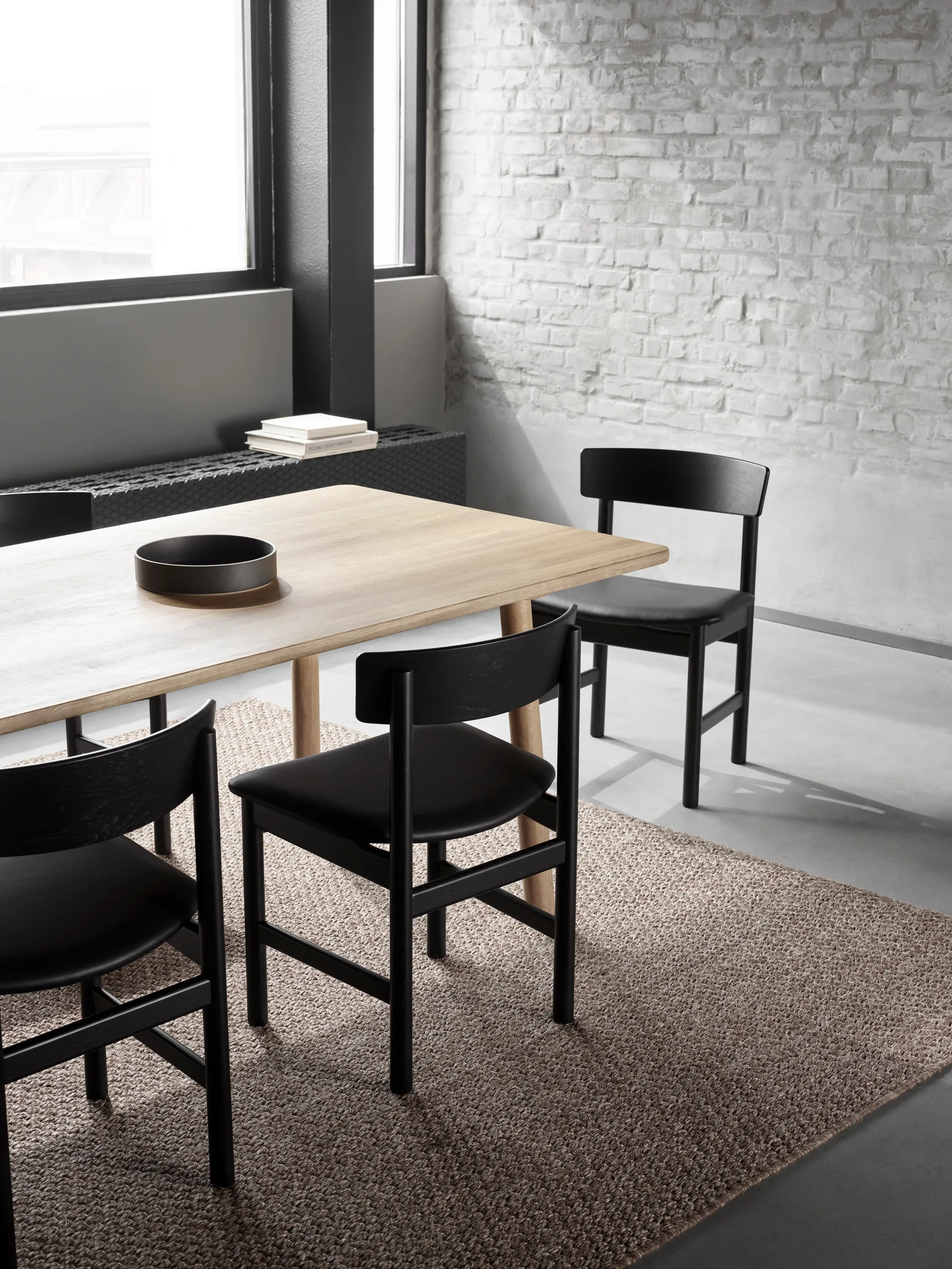 J39 stol, Svartlakkert bøk-lær Omni 301 svart Fredericia Furniture