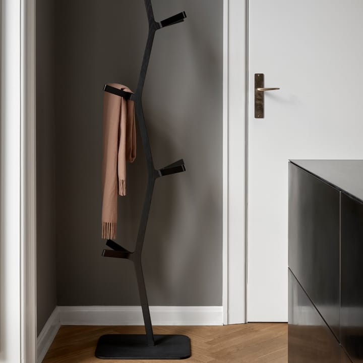 Nara kleshengere, ask svartbeiset, svartlakkert stål Fredericia Furniture