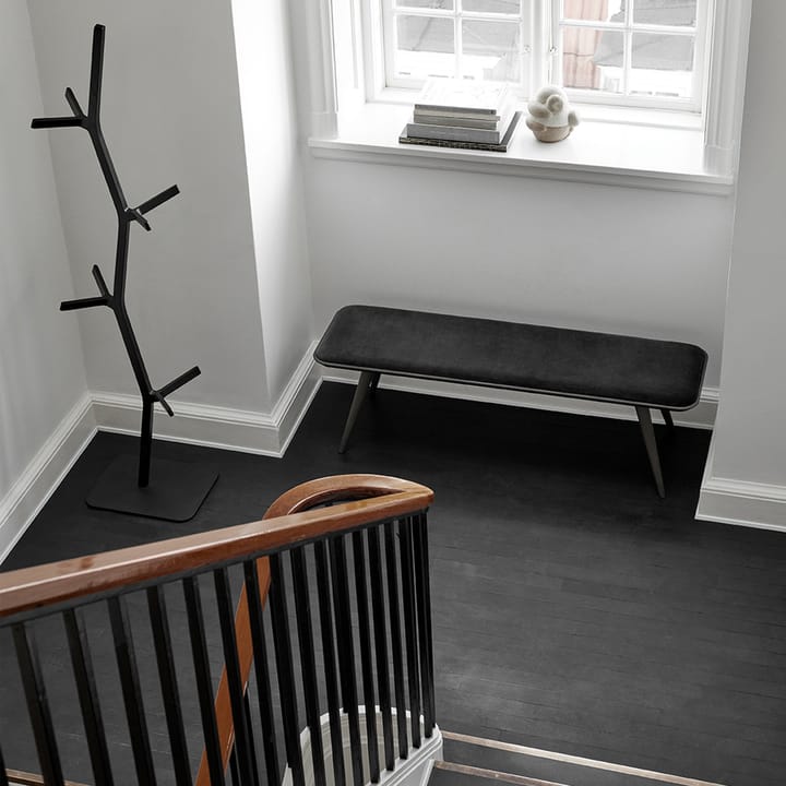 Nara kleshengere, ask svartbeiset, svartlakkert stål Fredericia Furniture