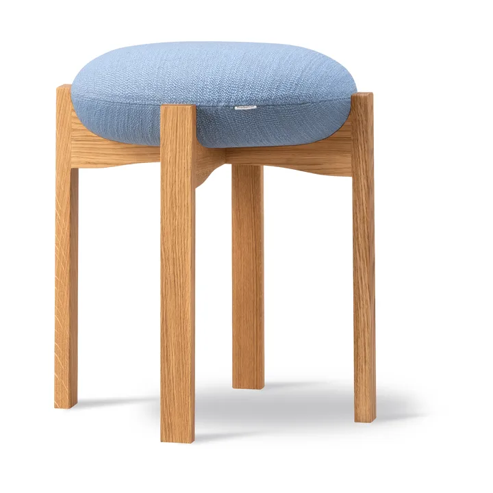 Pioneer rund krakk lav - Odino PV82 light blue-lakkert eik, Ø41x46 cm - Fredericia Furniture