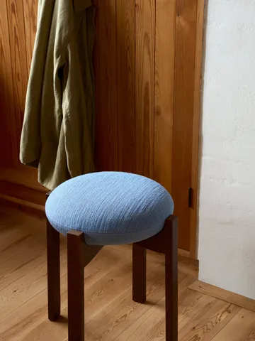 Pioneer rund krakk lav - Odino PV82 light blue-lakkert eik, Ø41x46 cm - Fredericia Furniture