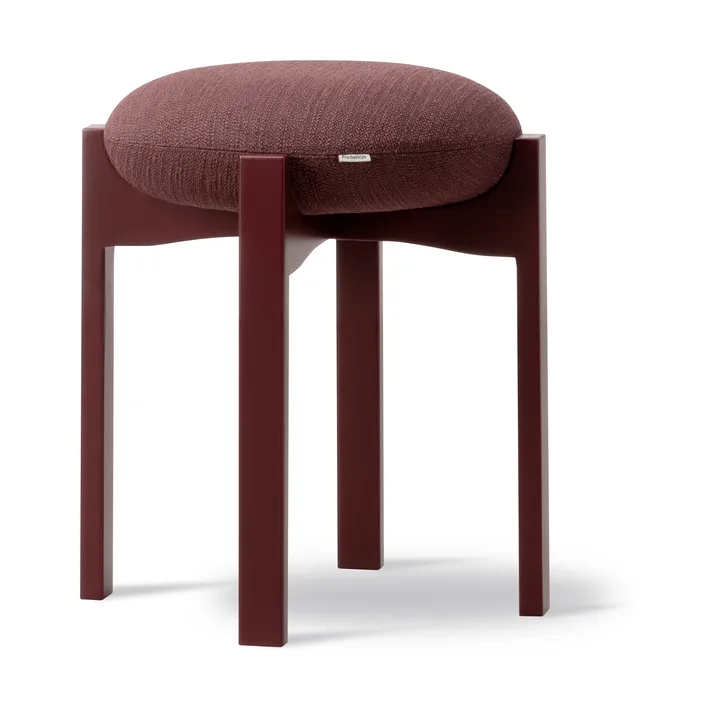 Pioneer rund krakk lav - Odino RC43 bordeaux-bordeaux bøk, Ø41x46 cm - Fredericia Furniture