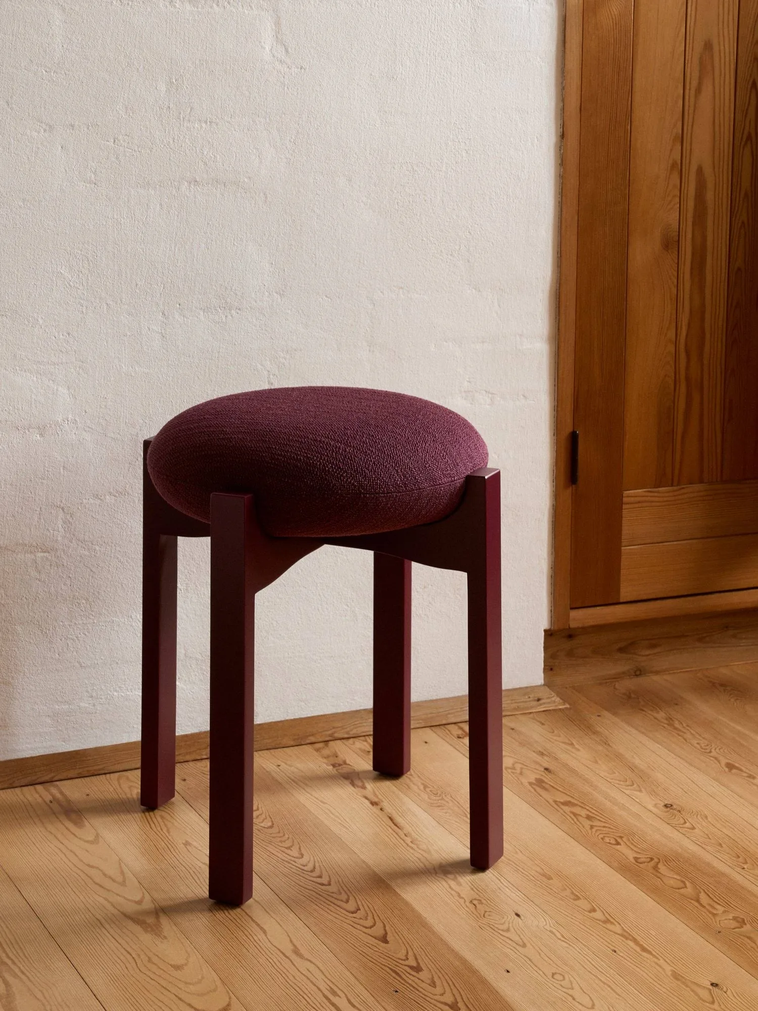 Pioneer rund krakk lav, Odino RC43 bordeaux-bordeaux bøk, Ø41x46 cm Fredericia Furniture