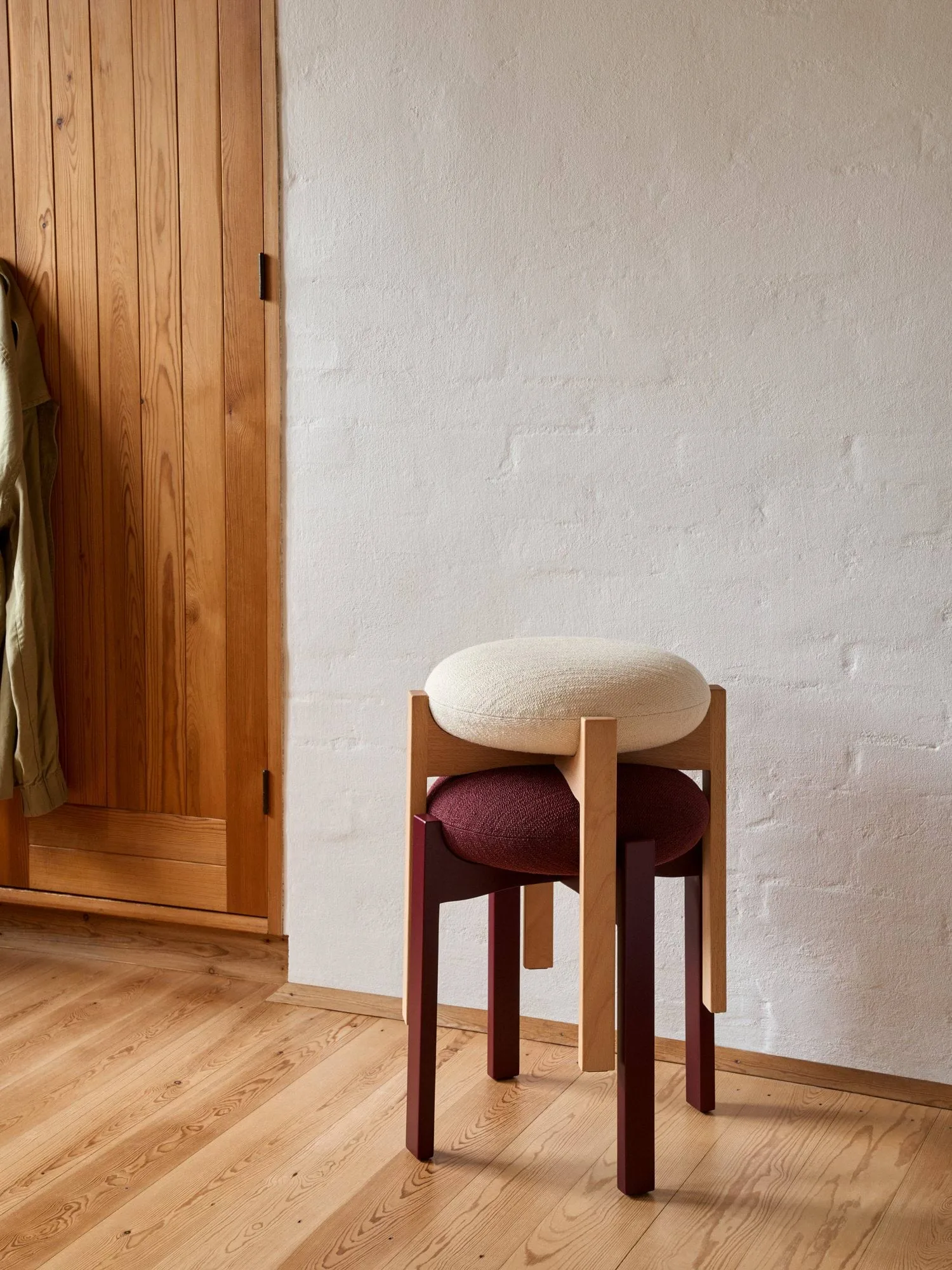 Pioneer rund krakk lav, Odino RC43 bordeaux-bordeaux bøk, Ø41x46 cm Fredericia Furniture