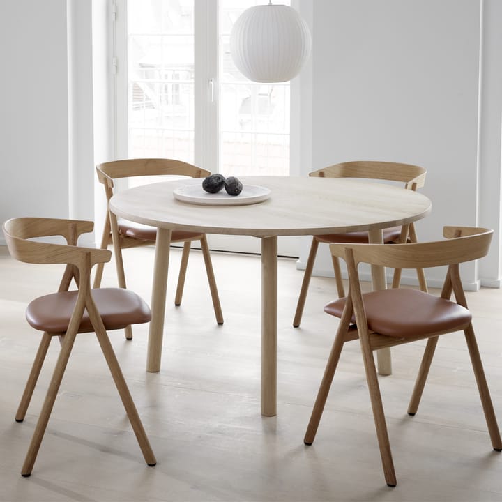 Yksi 3341 stol, Canvas 114 sand-lakkert eik Fredericia Furniture