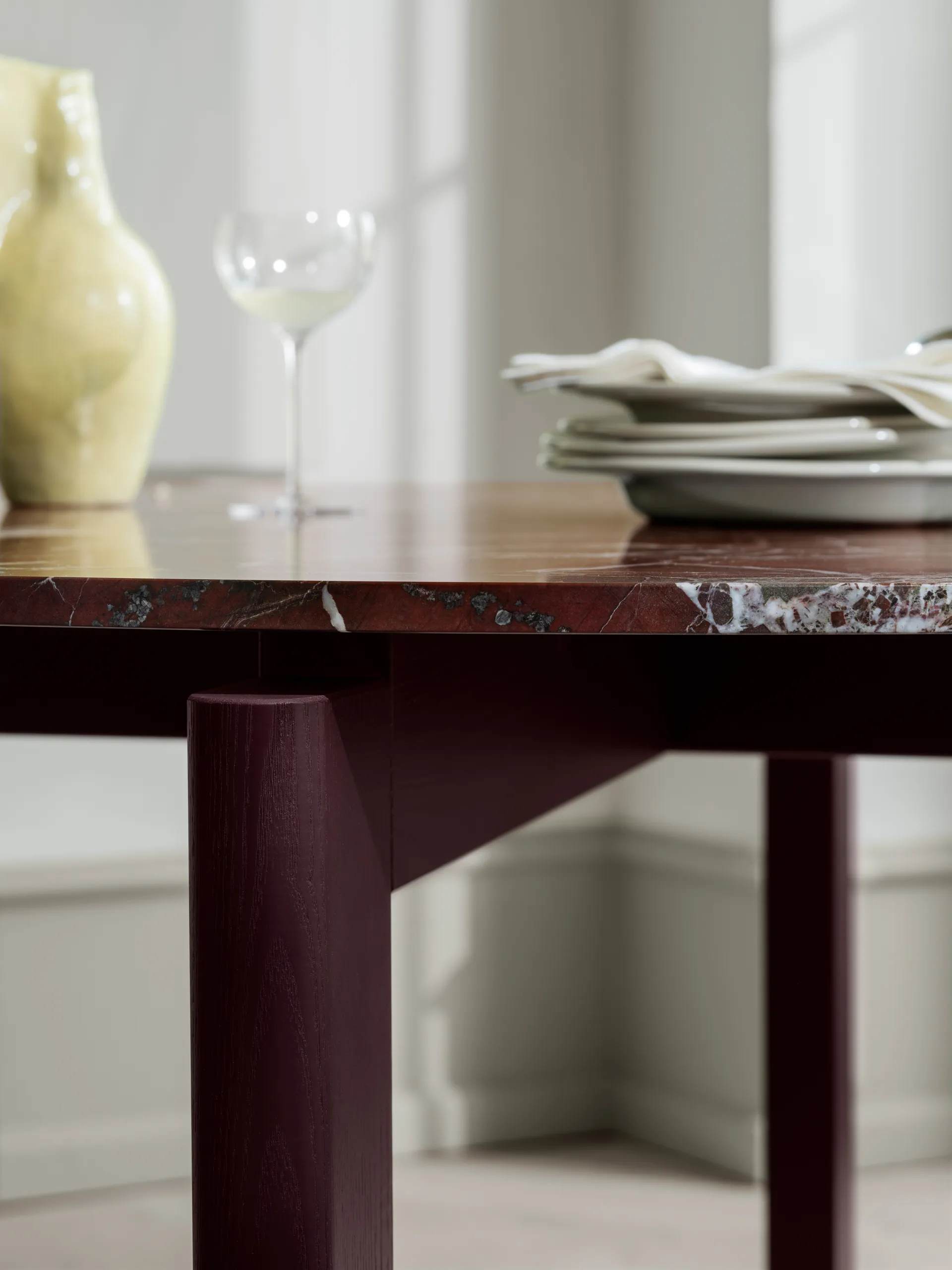 After spisebord Ø120 cm, Polert marmor-burgundy Fritz Hansen