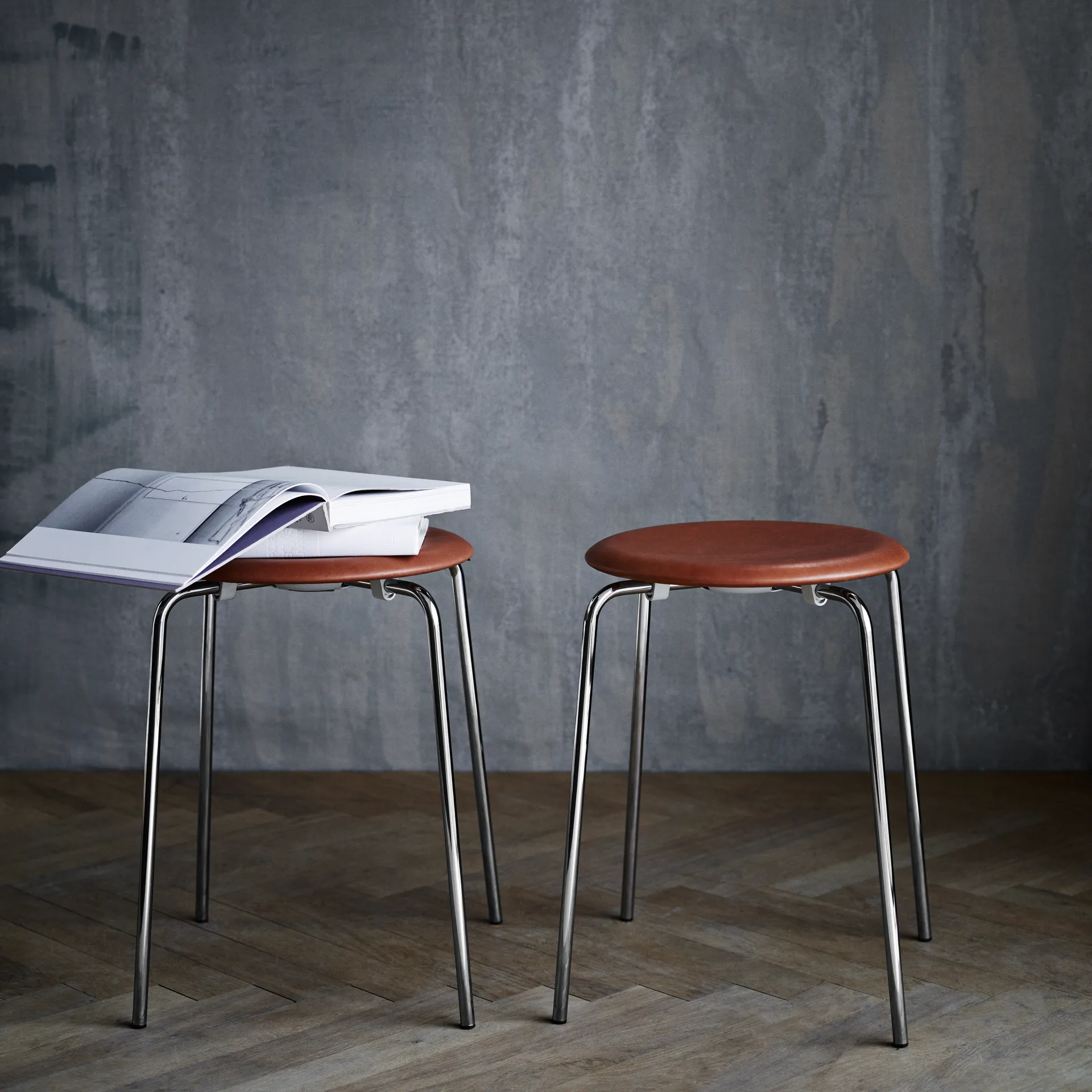 Dot krakk lær, Walnut Fritz Hansen