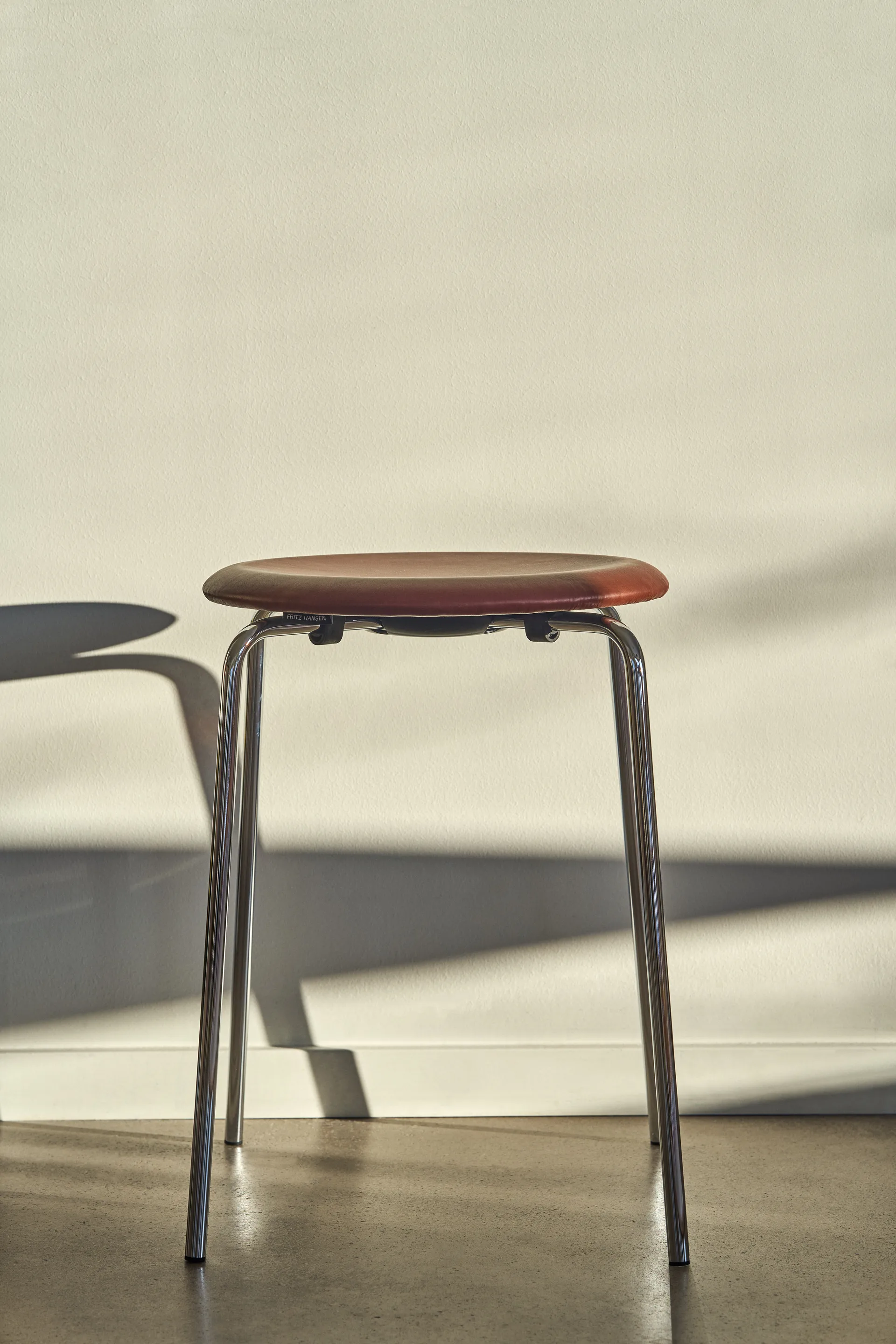 Dot rund krakk skinn, Chestnut, Ø34x44 cm Fritz Hansen