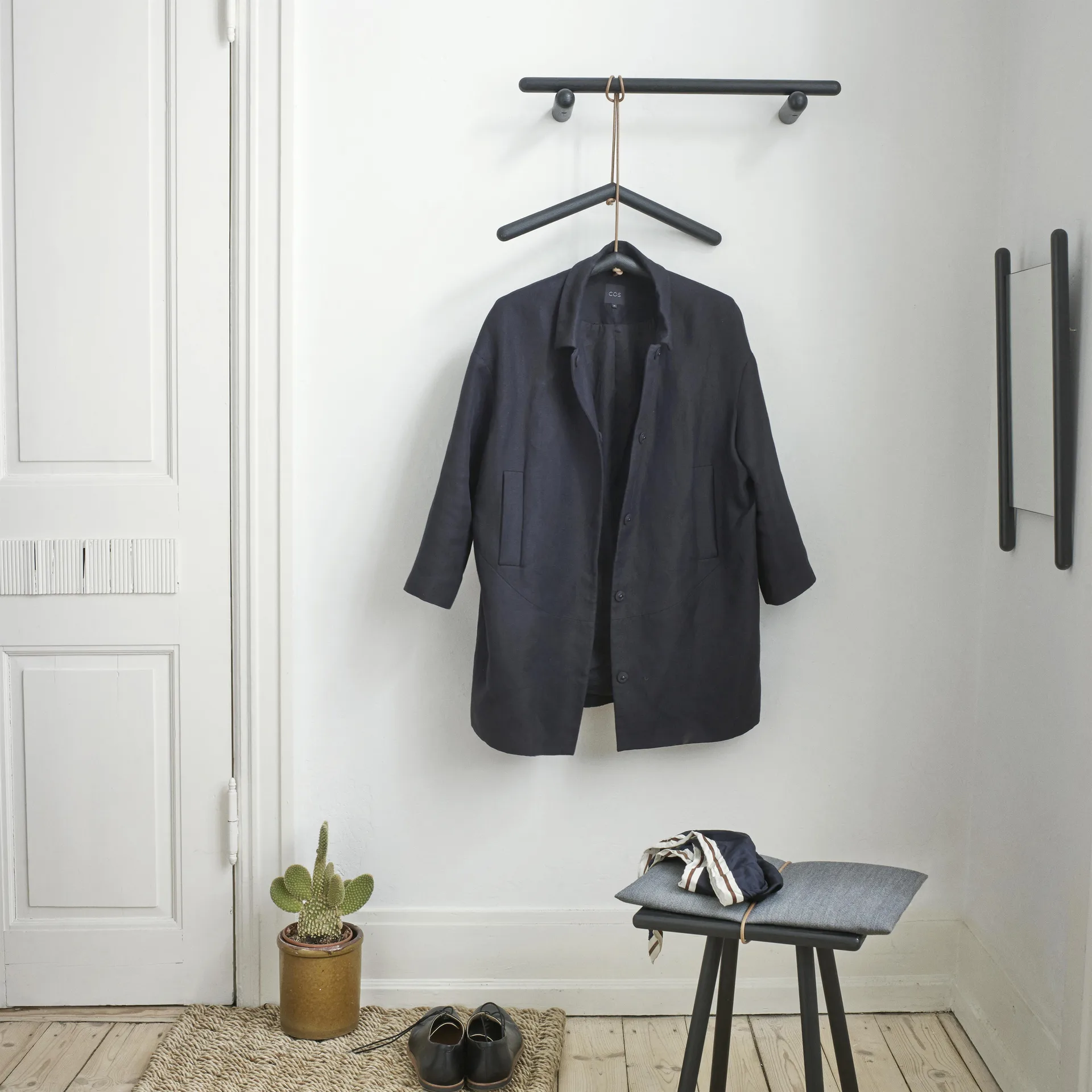 Georg knagg 60 cm, sort lakkert eik Fritz Hansen