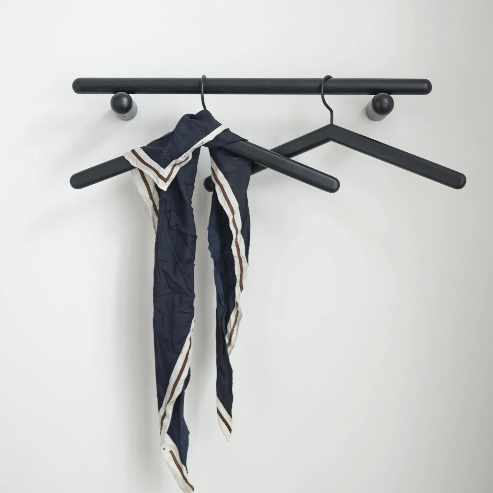 Georg knagg 60 cm, sort lakkert eik Fritz Hansen